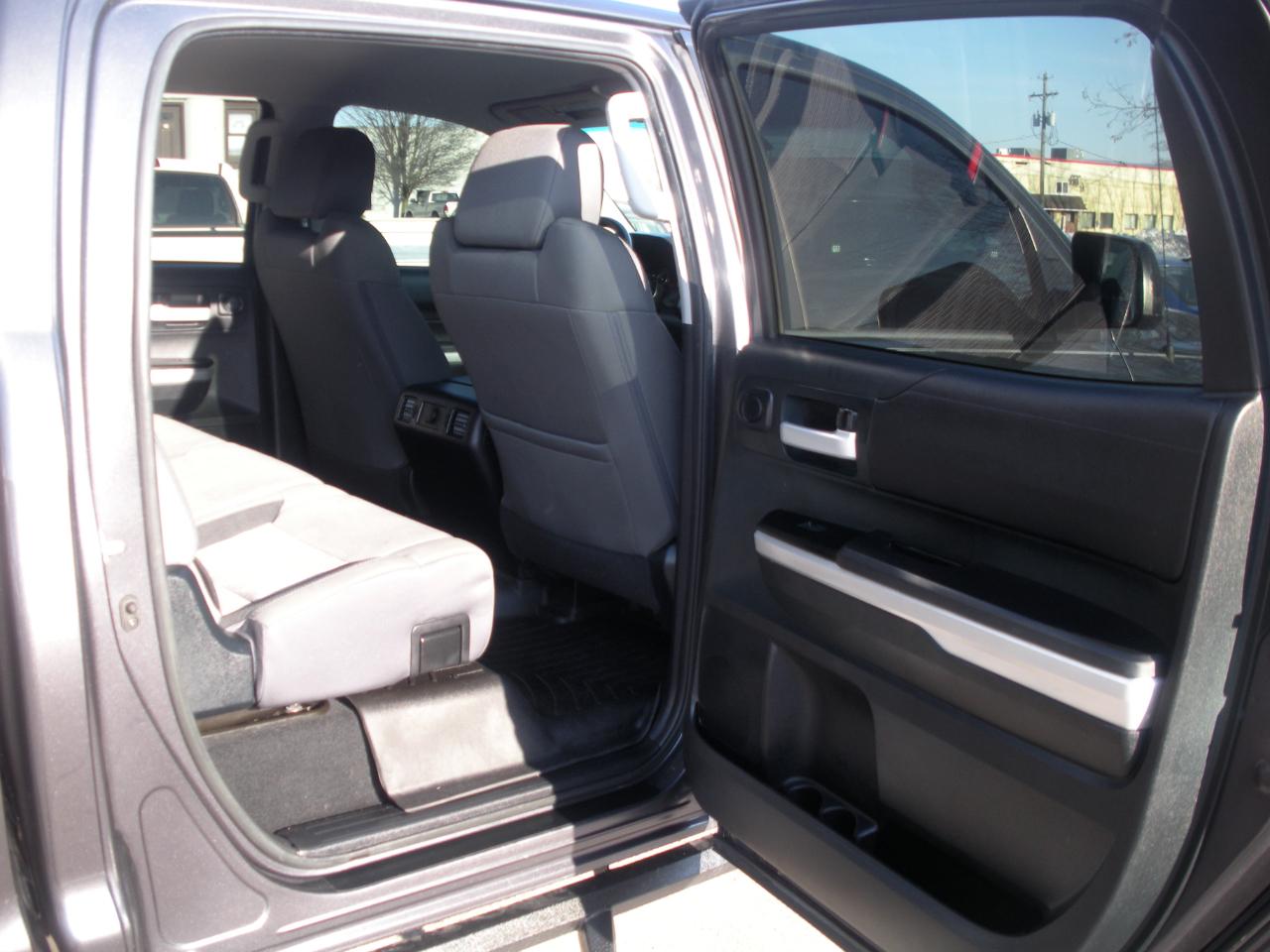 Toyota Tundra SR5 5.7L V8 CrewMax 4WD 2017