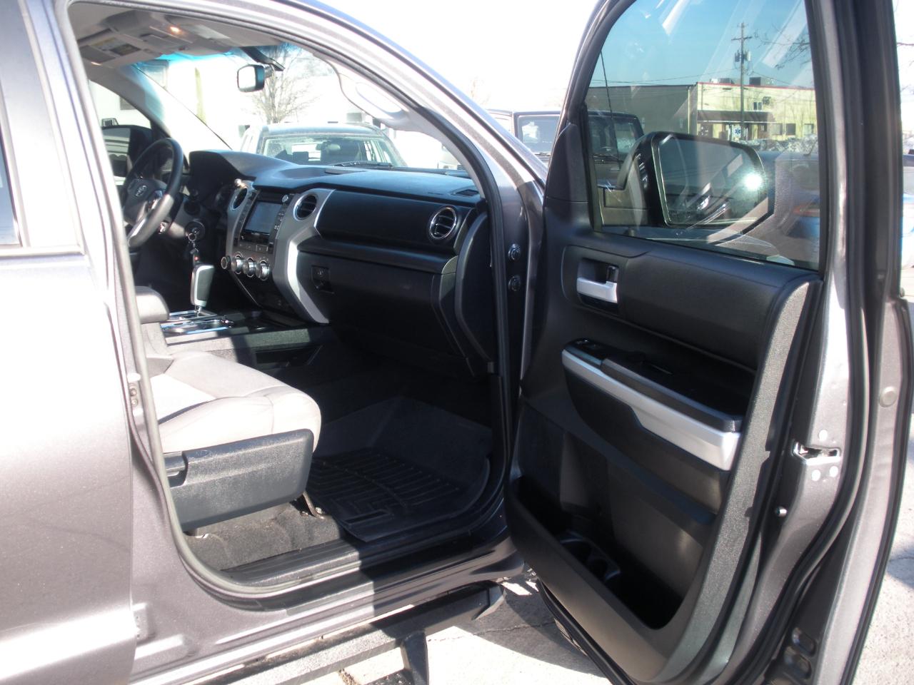 Toyota Tundra SR5 5.7L V8 CrewMax 4WD 2017