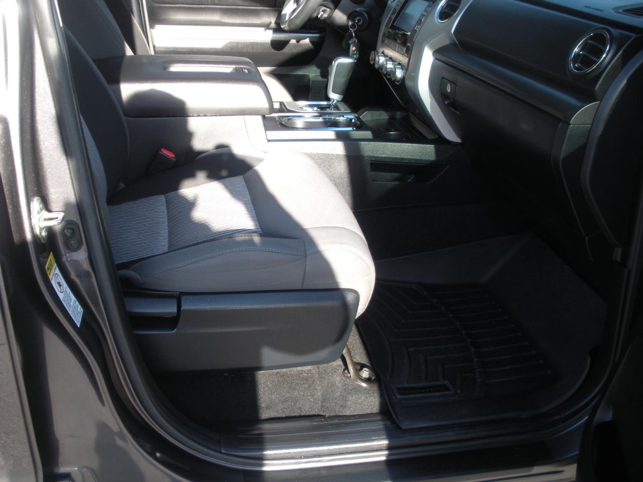 Toyota Tundra SR5 5.7L V8 CrewMax 4WD 2017