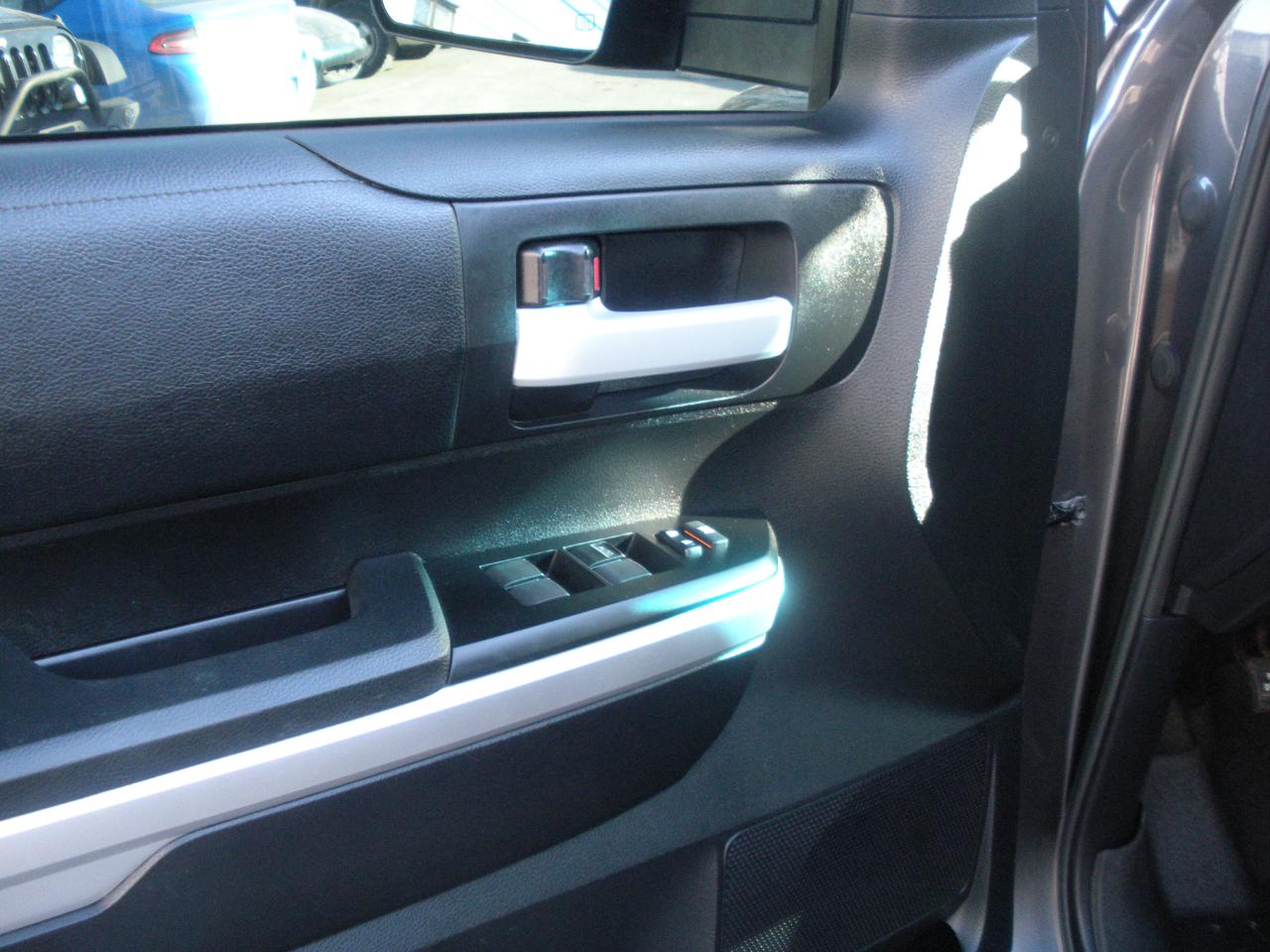 Toyota Tundra SR5 5.7L V8 CrewMax 4WD 2017