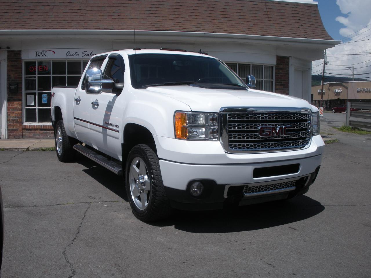 GMC Sierra 2500HD Denali Crew Cab 4WD 2014