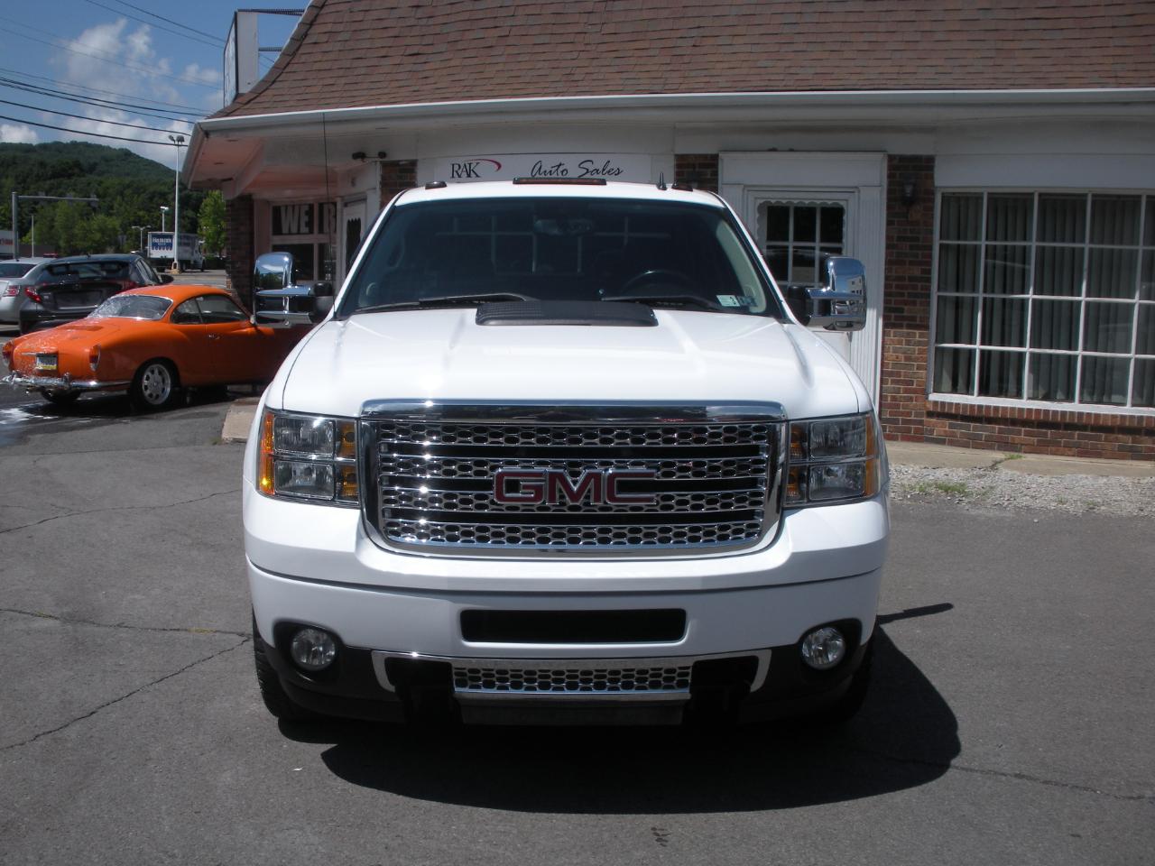GMC Sierra 2500HD Denali Crew Cab 4WD 2014
