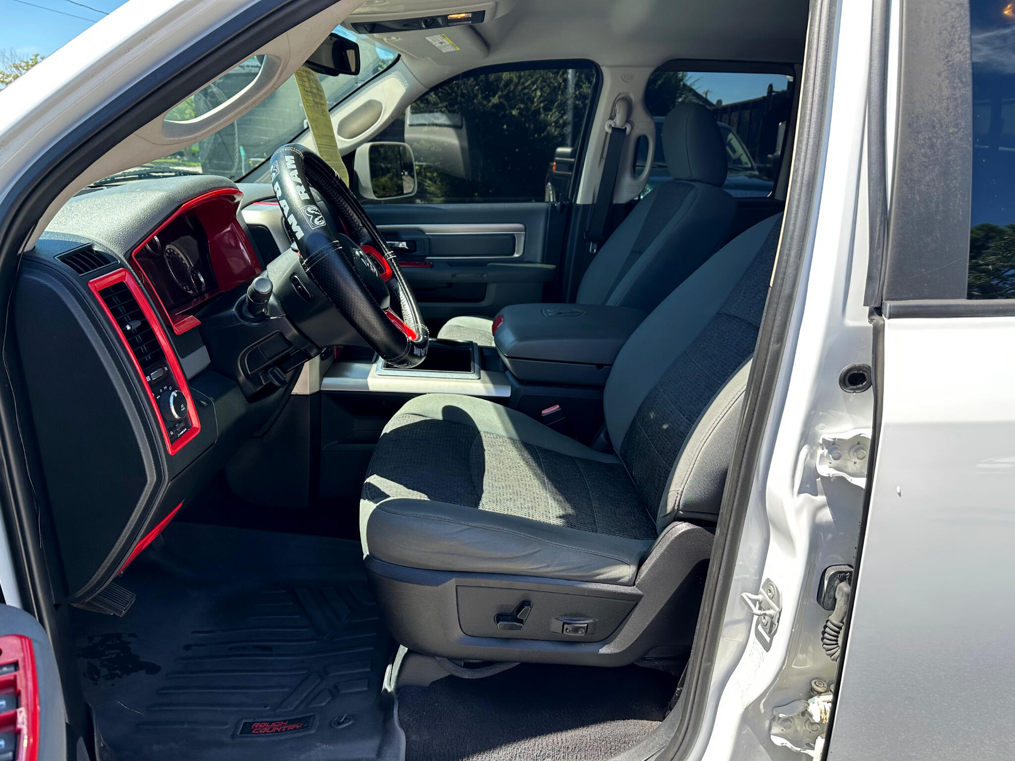 2015 Ram 1500 SLT photo 11