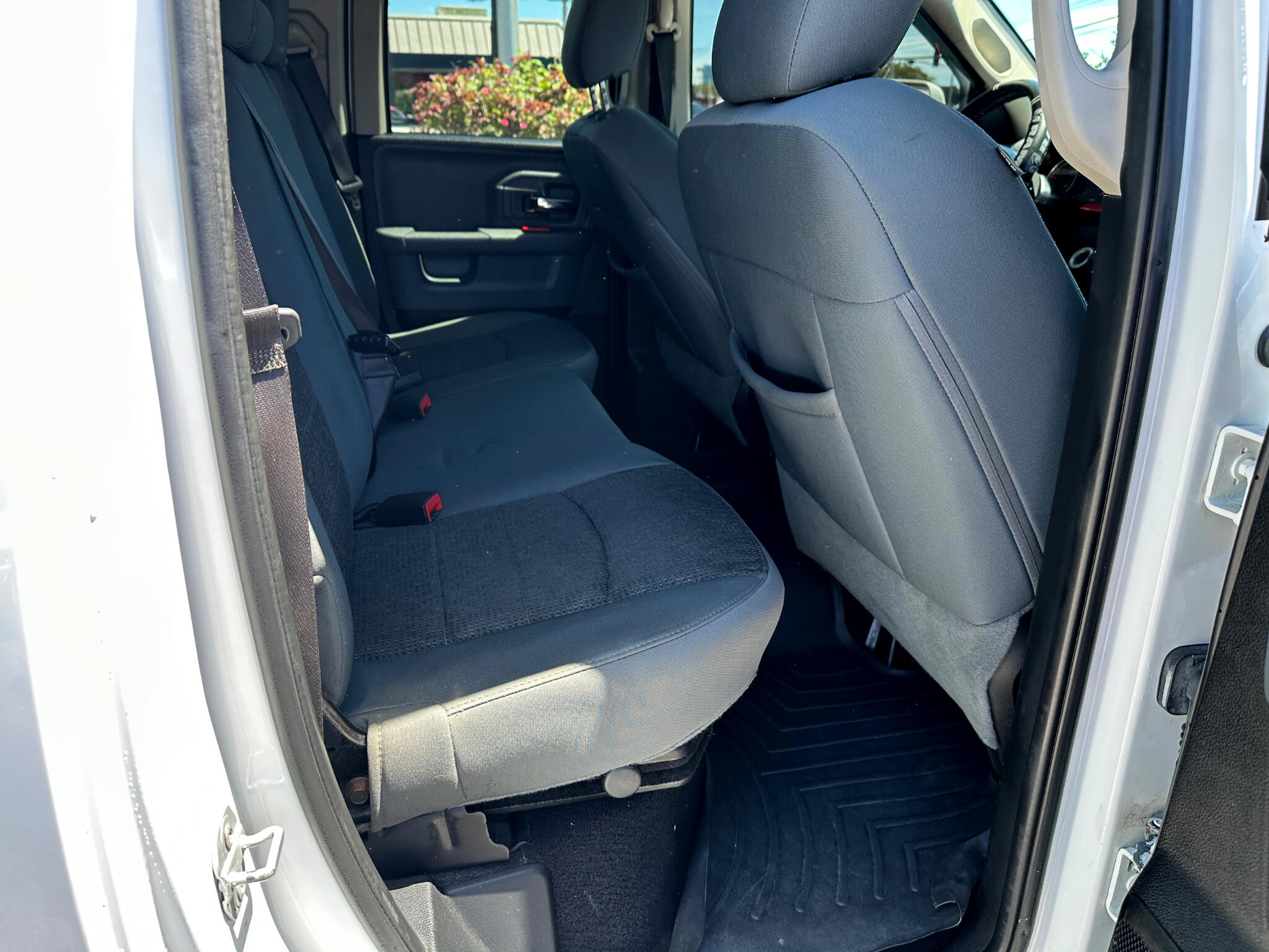 2015 Ram 1500 SLT photo 14