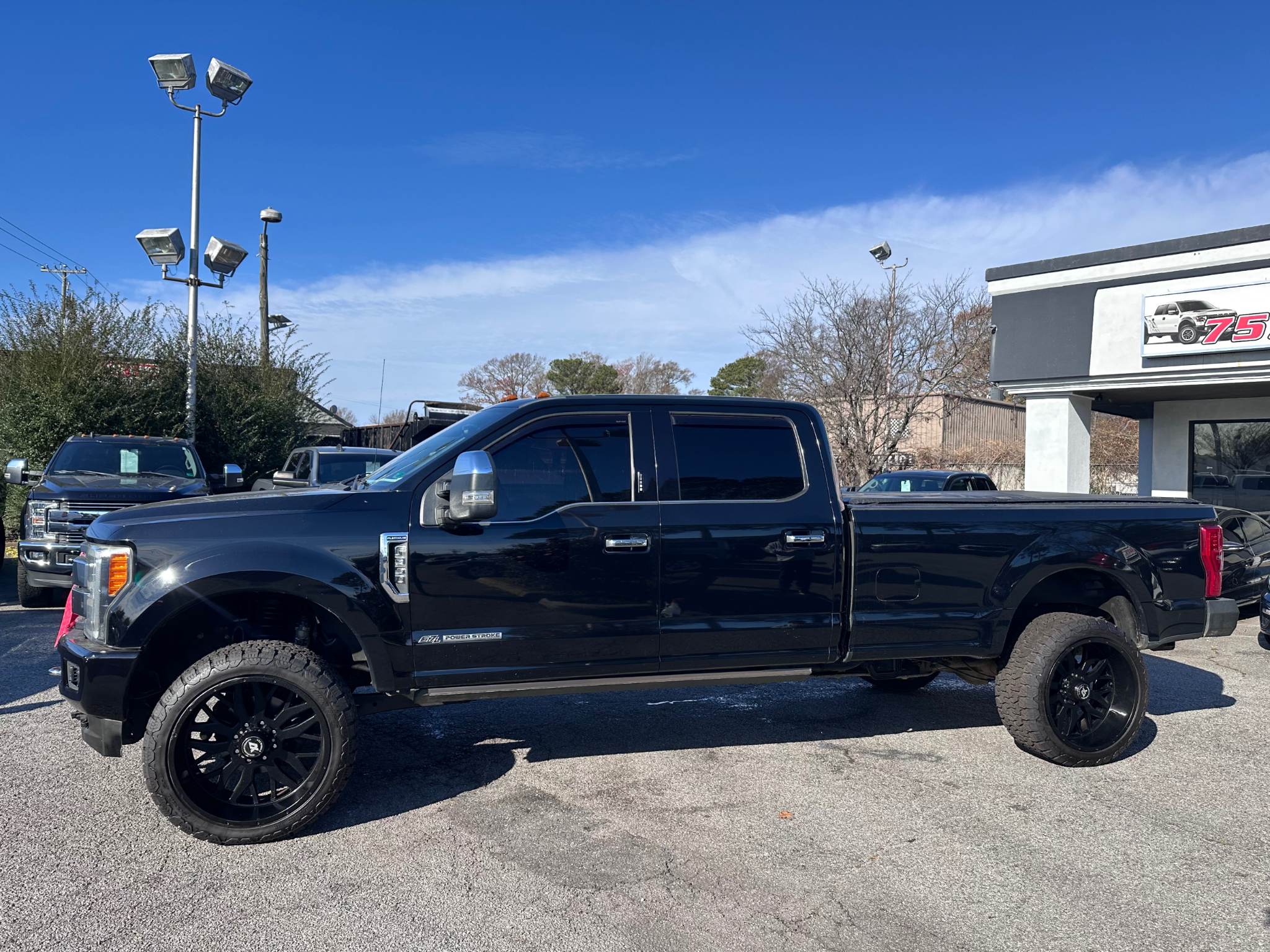 Ford Super Duty F-350 SRW Platinum 4WD Crew Cab 8' Box 2017