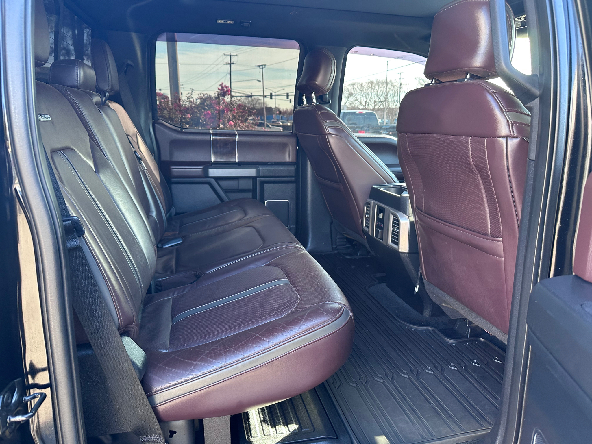 Ford Super Duty F-350 SRW Platinum 4WD Crew Cab 8' Box 2017