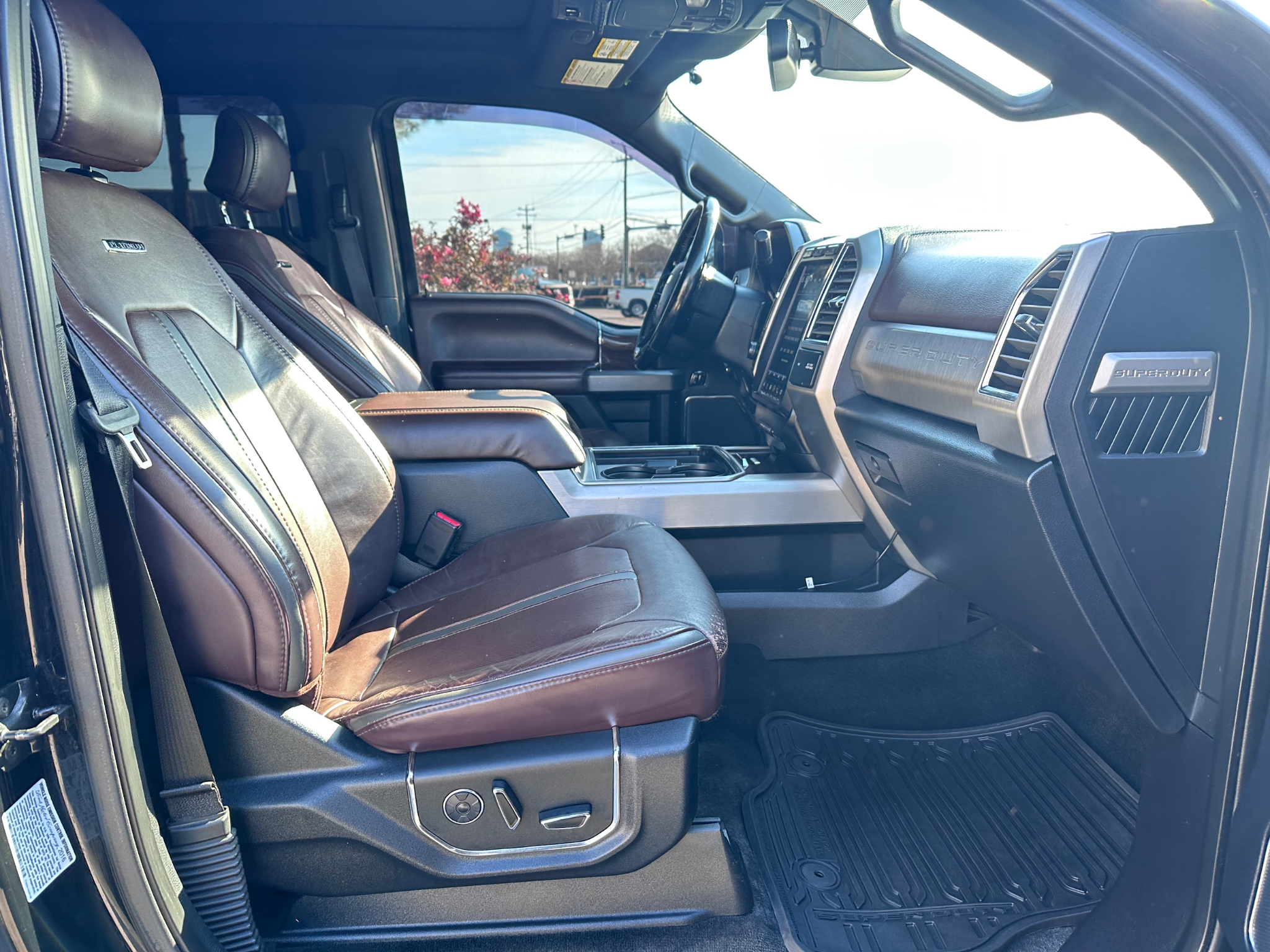 Ford Super Duty F-350 SRW Platinum 4WD Crew Cab 8' Box 2017