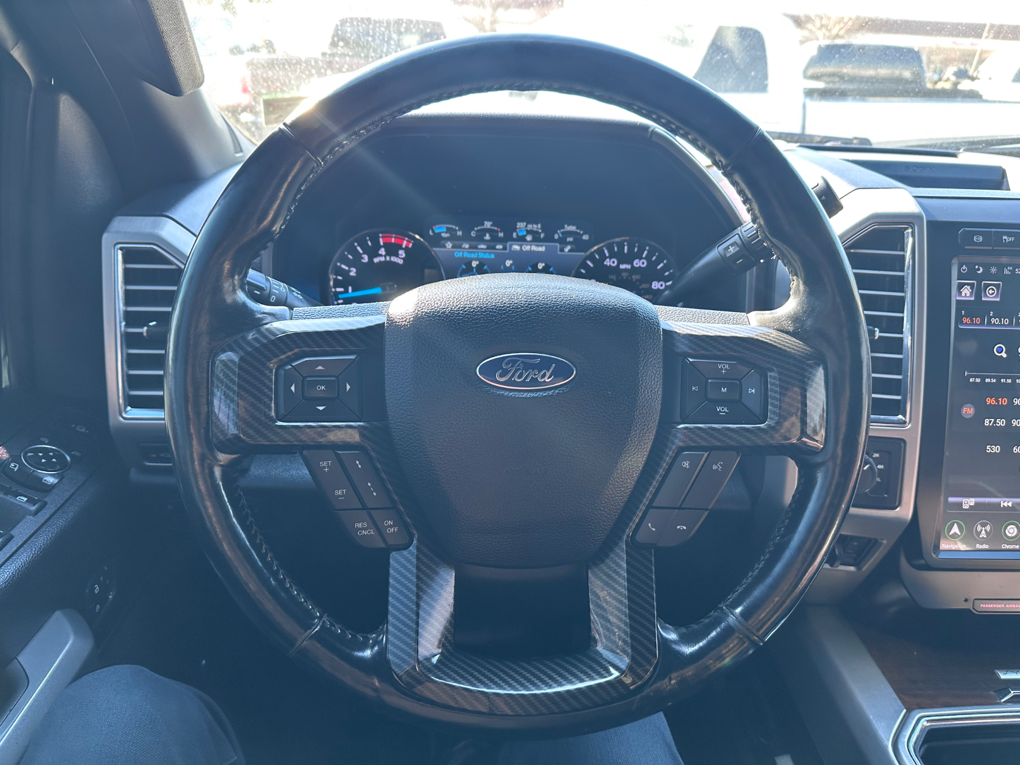 Ford Super Duty F-350 SRW Platinum 4WD Crew Cab 8' Box 2017