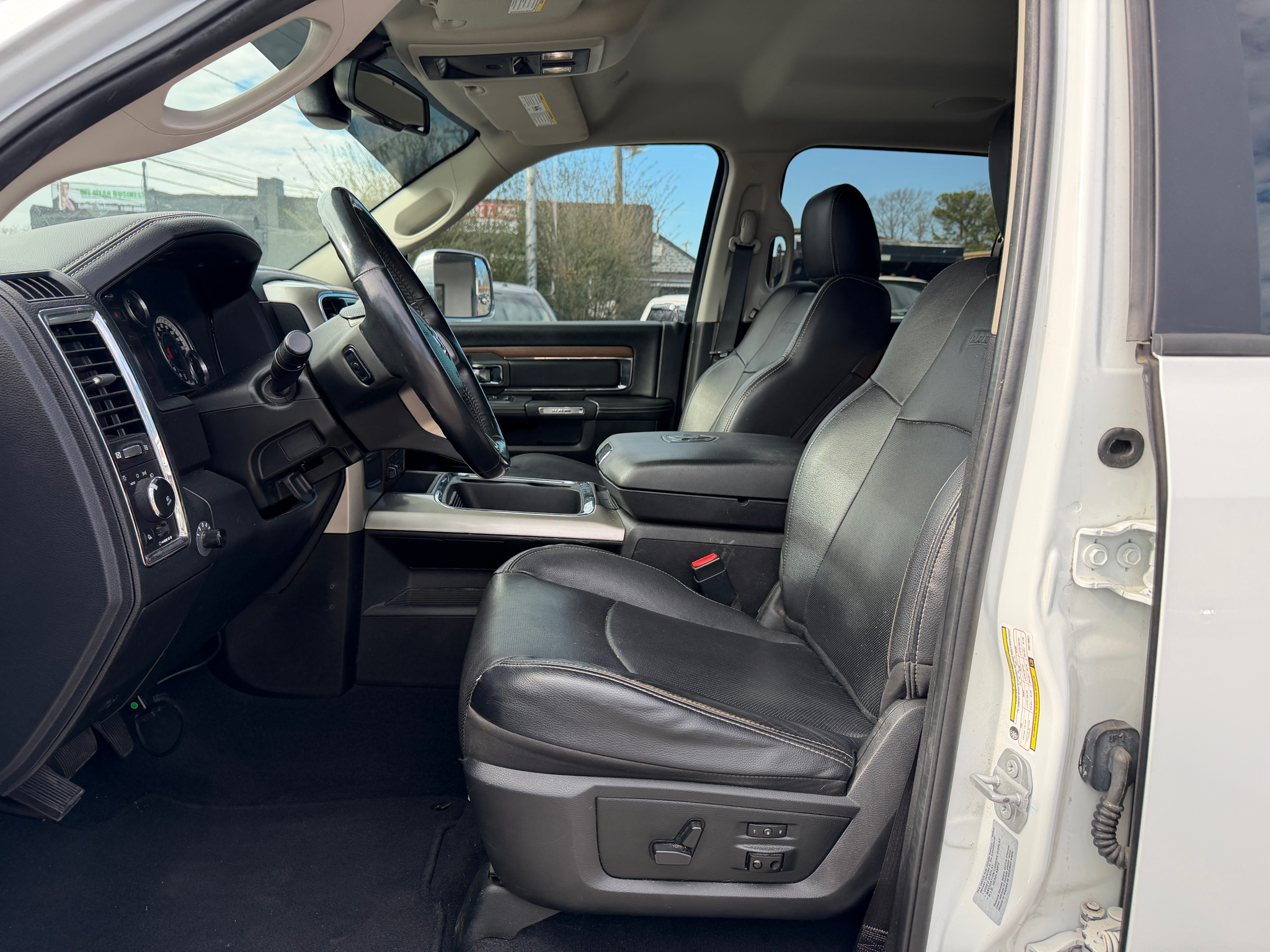 RAM 2500 Laramie 4x4 Mega Cab 6'4" Box 2017