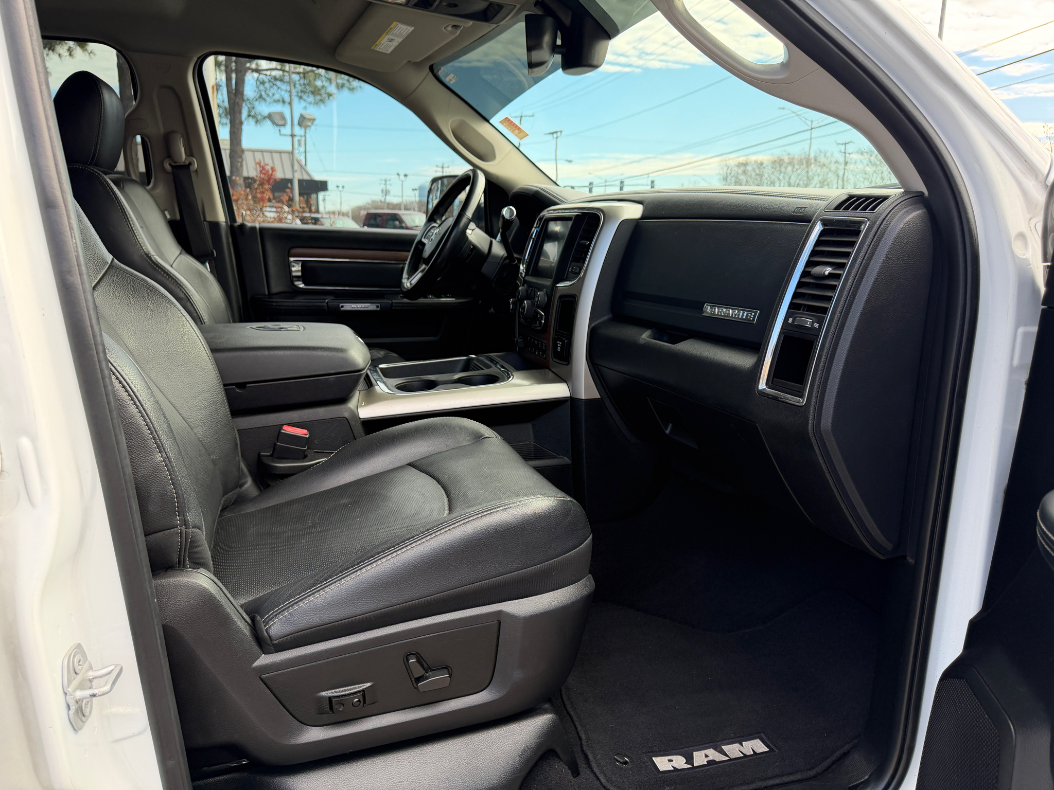 RAM 2500 Laramie 4x4 Mega Cab 6'4" Box 2017