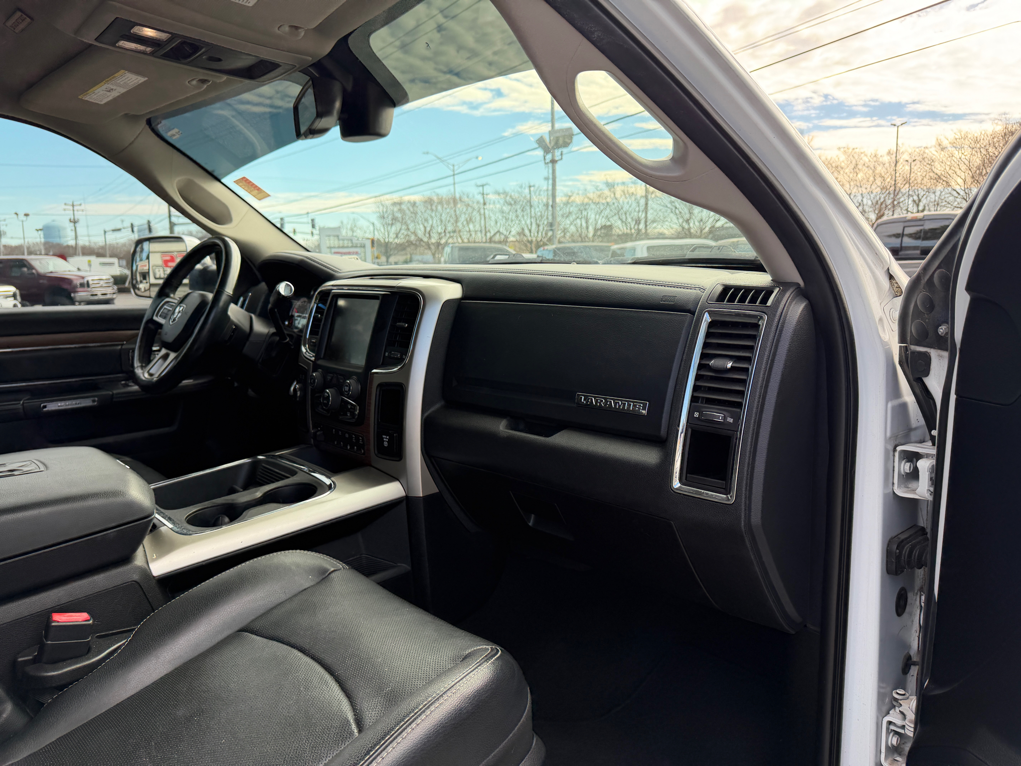 RAM 2500 Laramie 4x4 Mega Cab 6'4" Box 2017