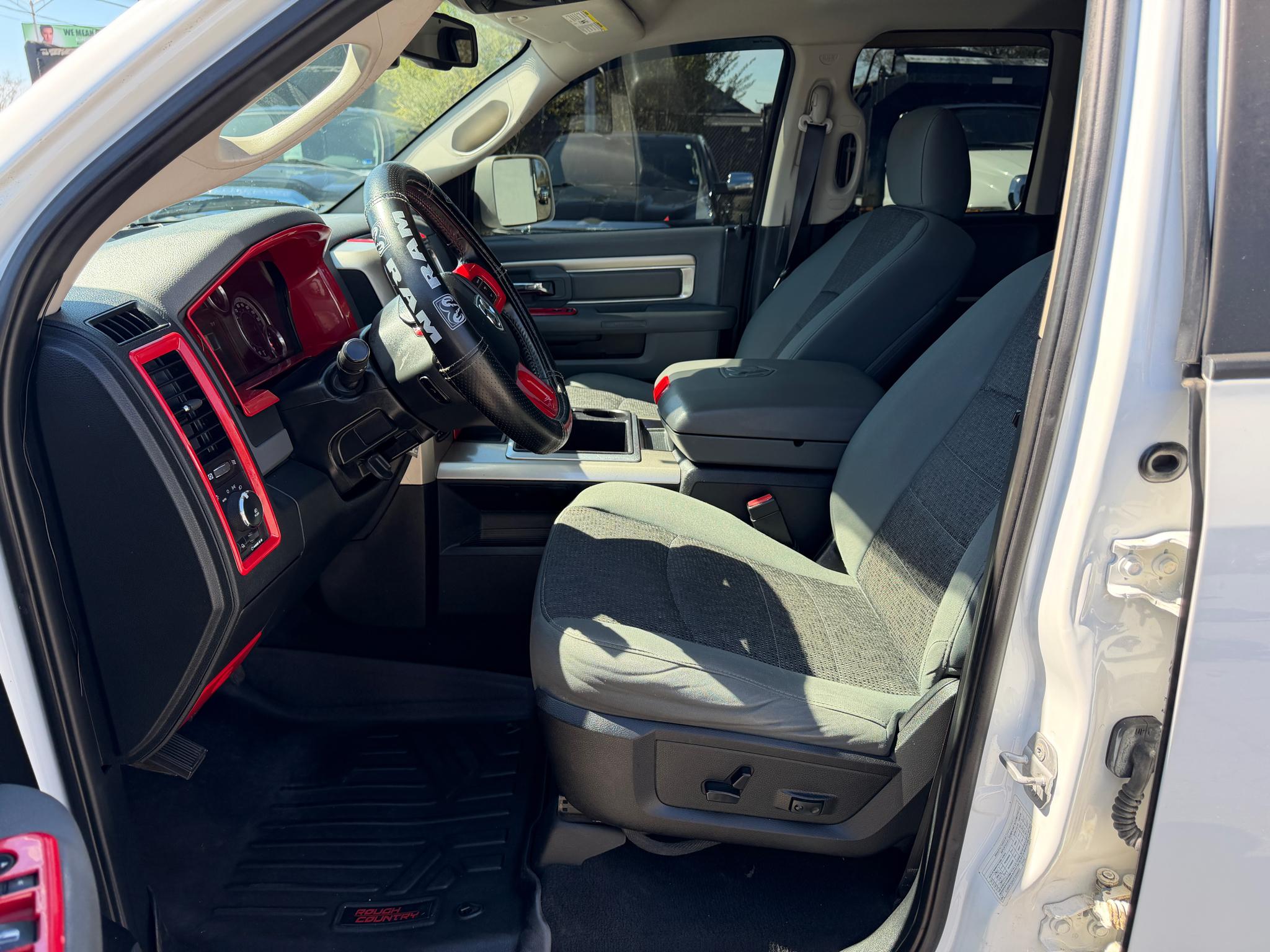 RAM 1500 4WD Quad Cab 140.5" SLT 2015