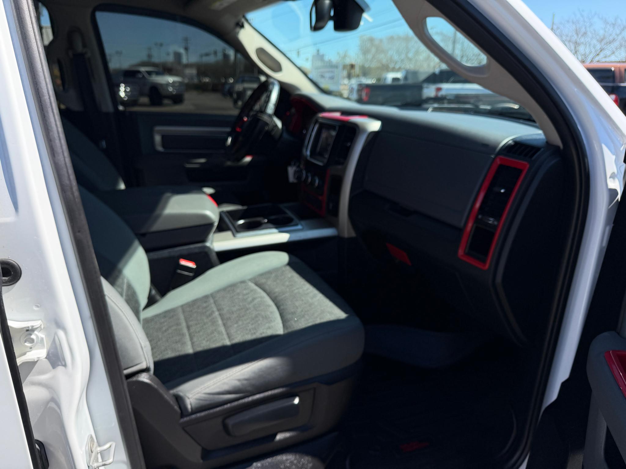 RAM 1500 4WD Quad Cab 140.5" SLT 2015