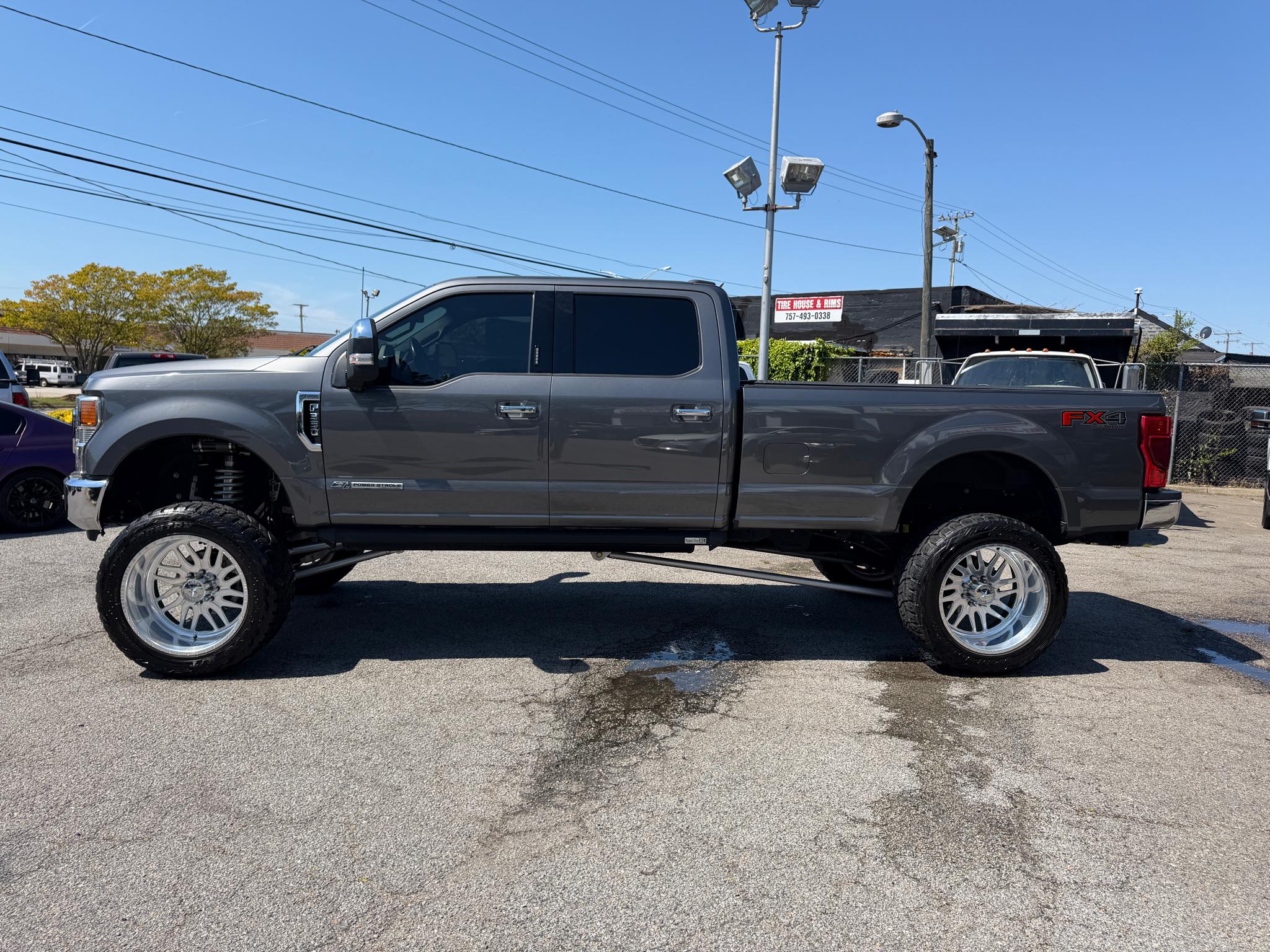 Ford Super Duty F-350 SRW Lariat 4WD Crew Cab 8' Box 2022