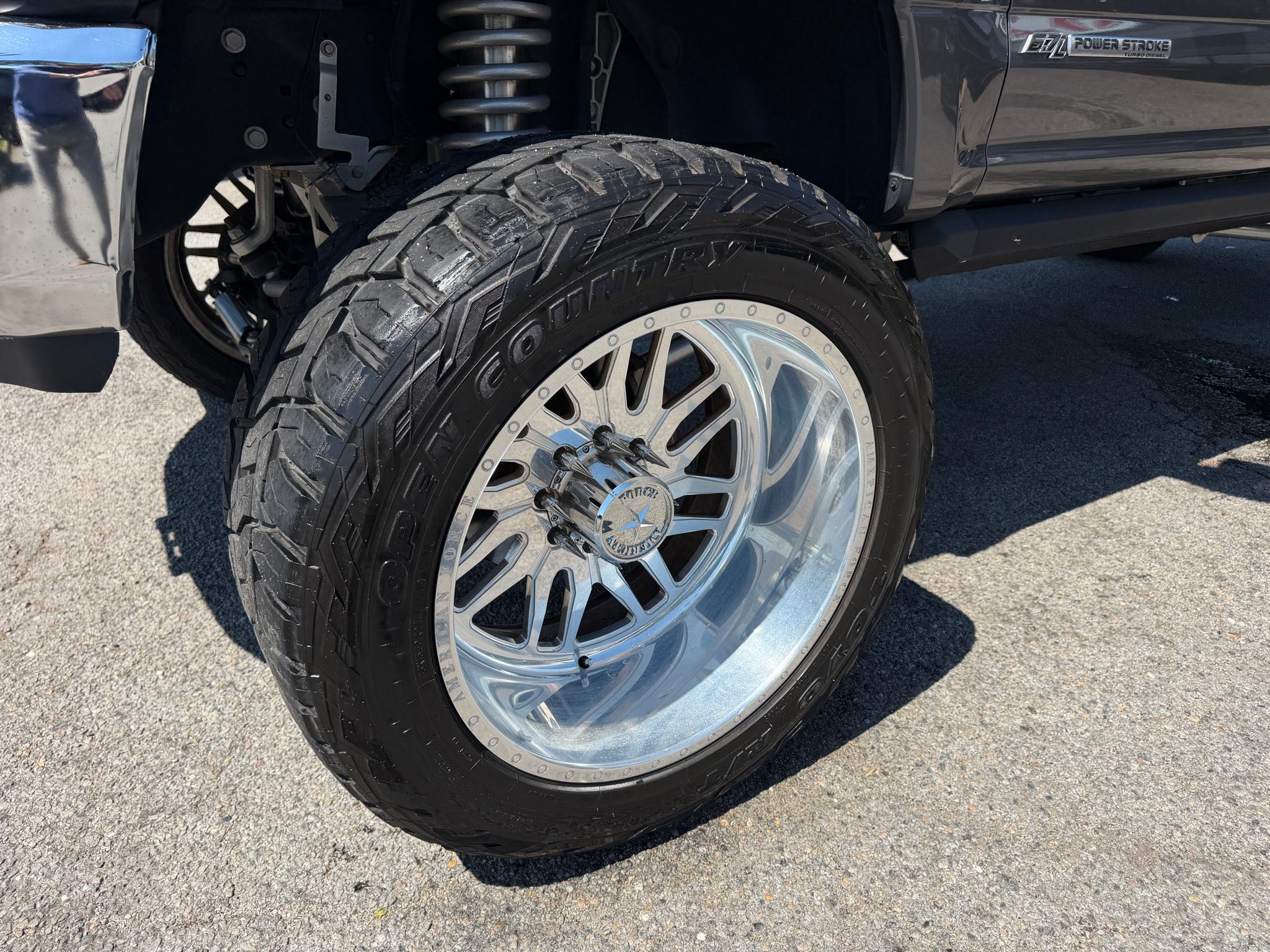 Ford Super Duty F-350 SRW Lariat 4WD Crew Cab 8' Box 2022