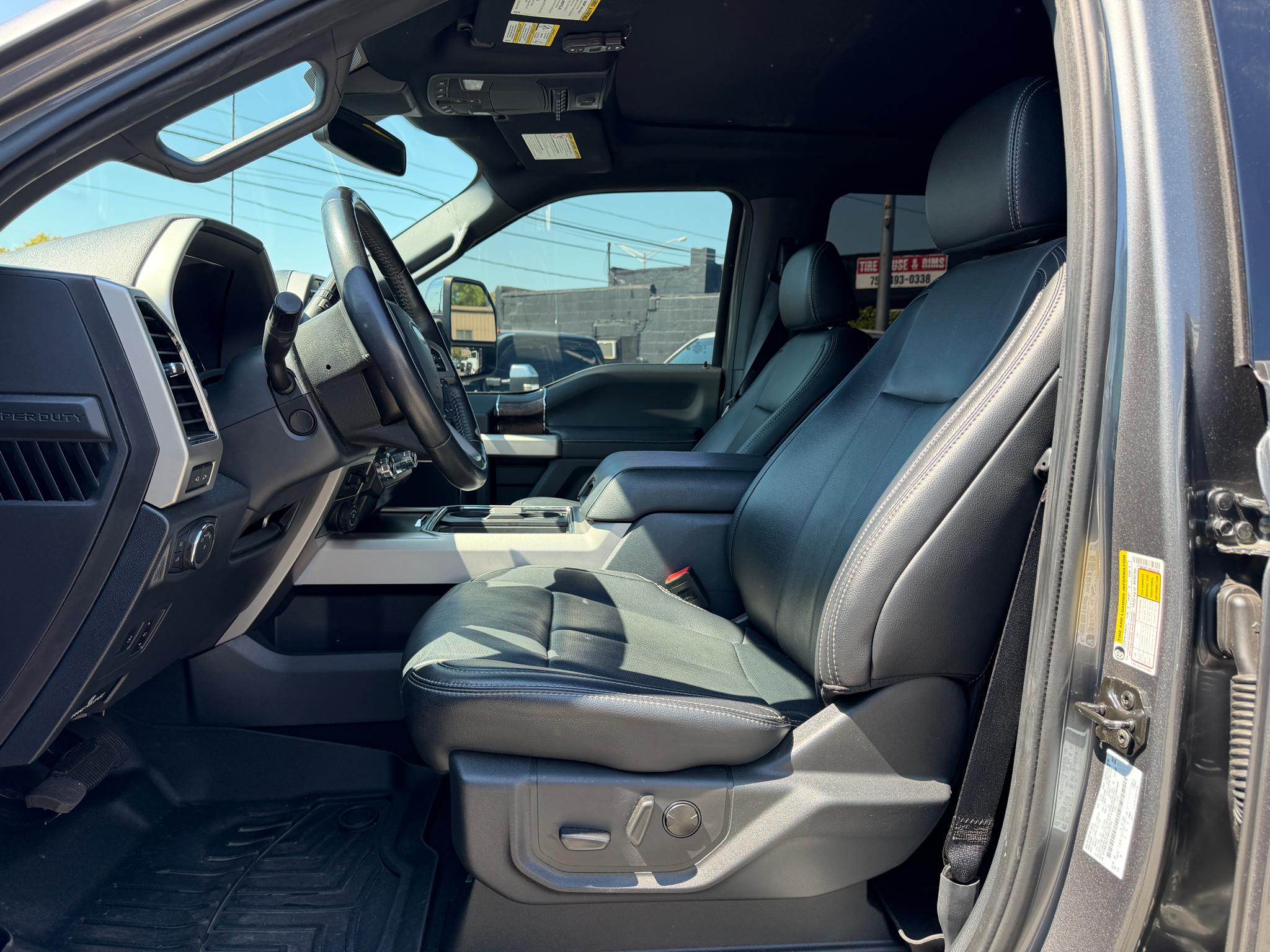 Ford Super Duty F-350 SRW Lariat 4WD Crew Cab 8' Box 2022