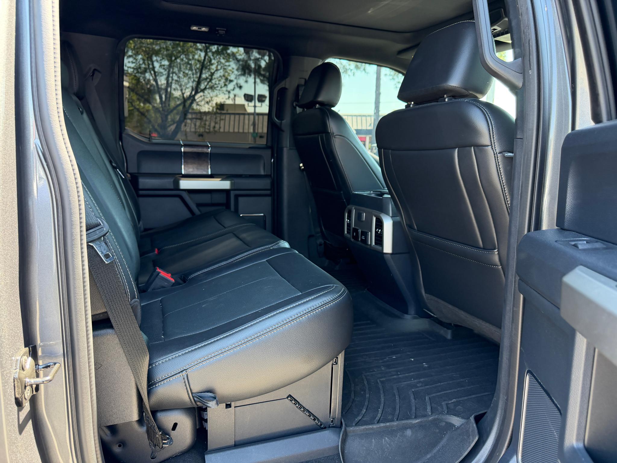 Ford Super Duty F-350 SRW Lariat 4WD Crew Cab 8' Box 2022