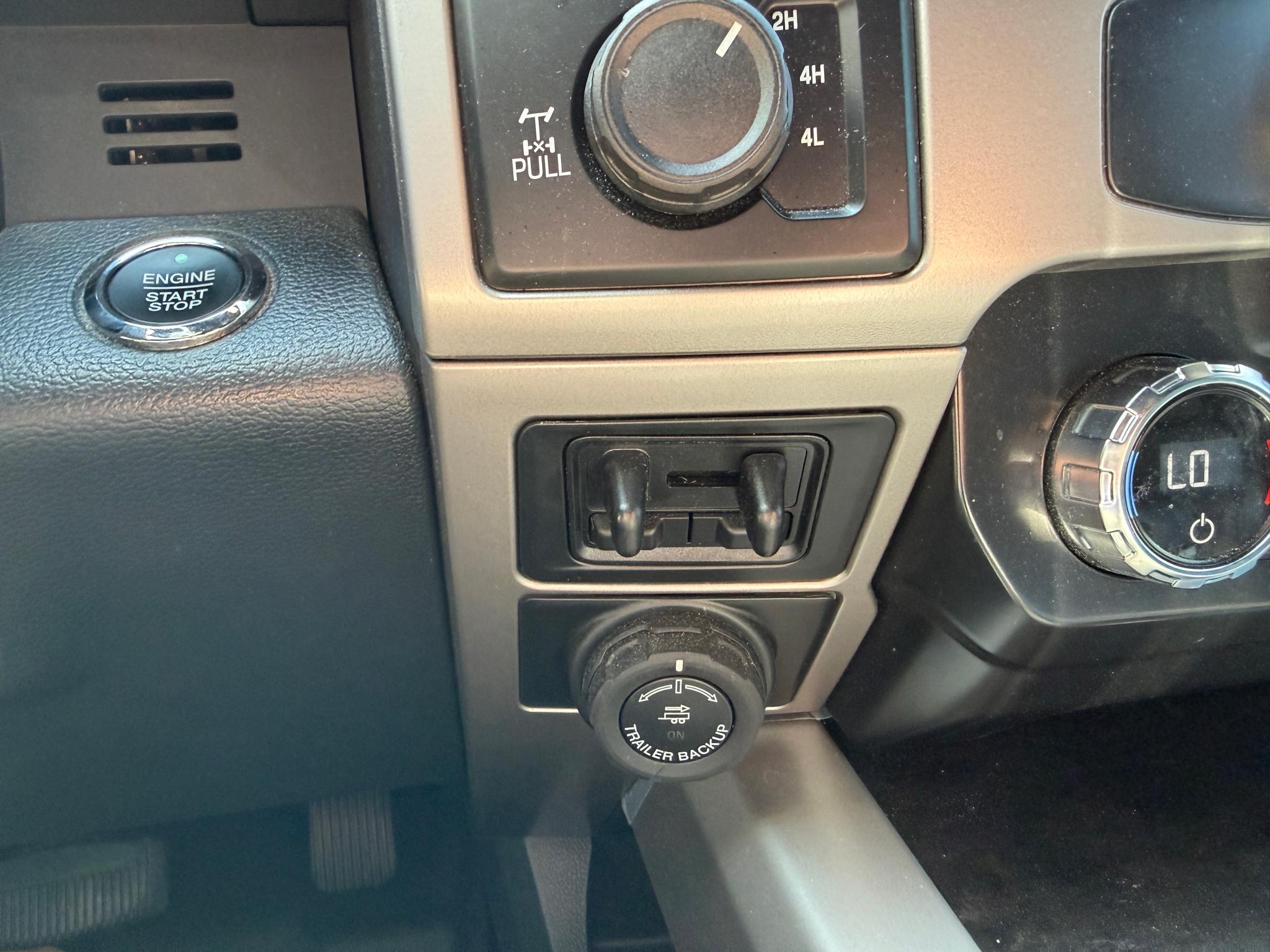 Ford Super Duty F-350 SRW Lariat 4WD Crew Cab 8' Box 2022