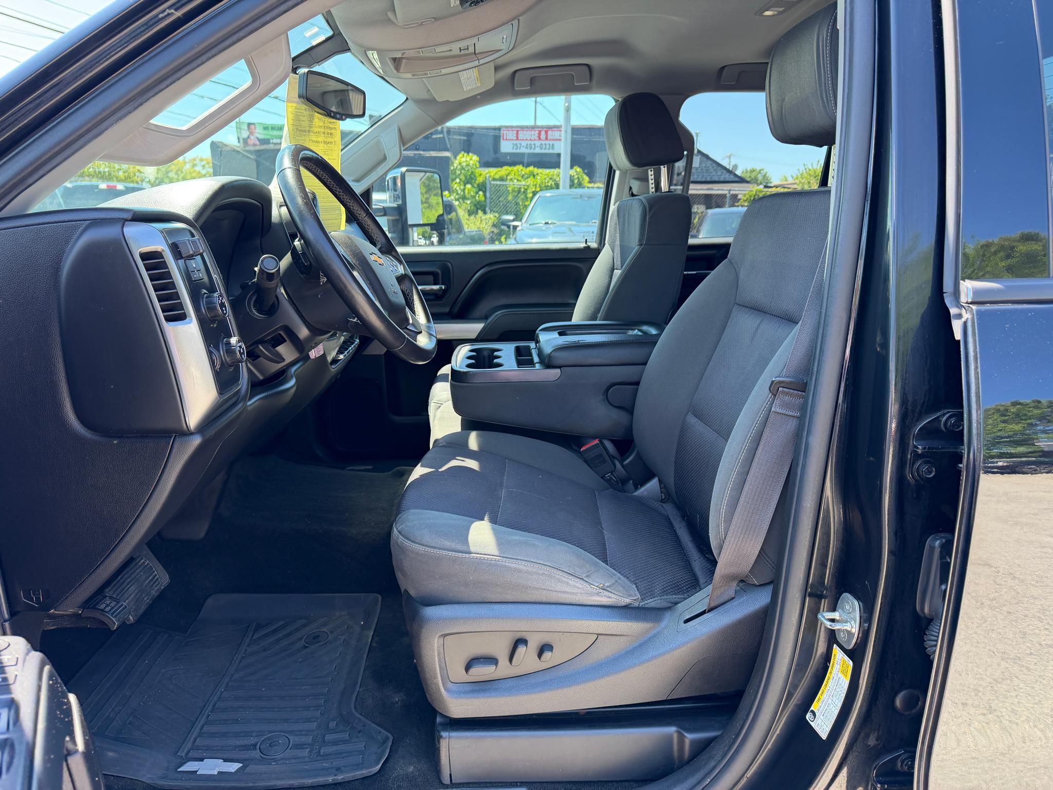 Chevrolet Silverado 2500HD 4WD Double Cab 144.2" LT 2015