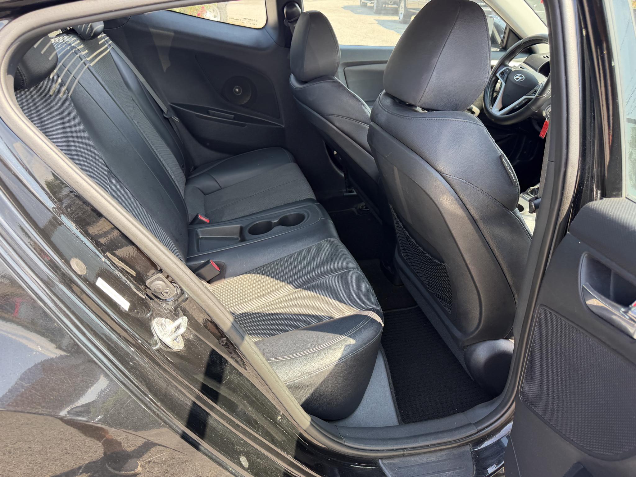 Hyundai Veloster 3dr Cpe Man w/Black Int 2013