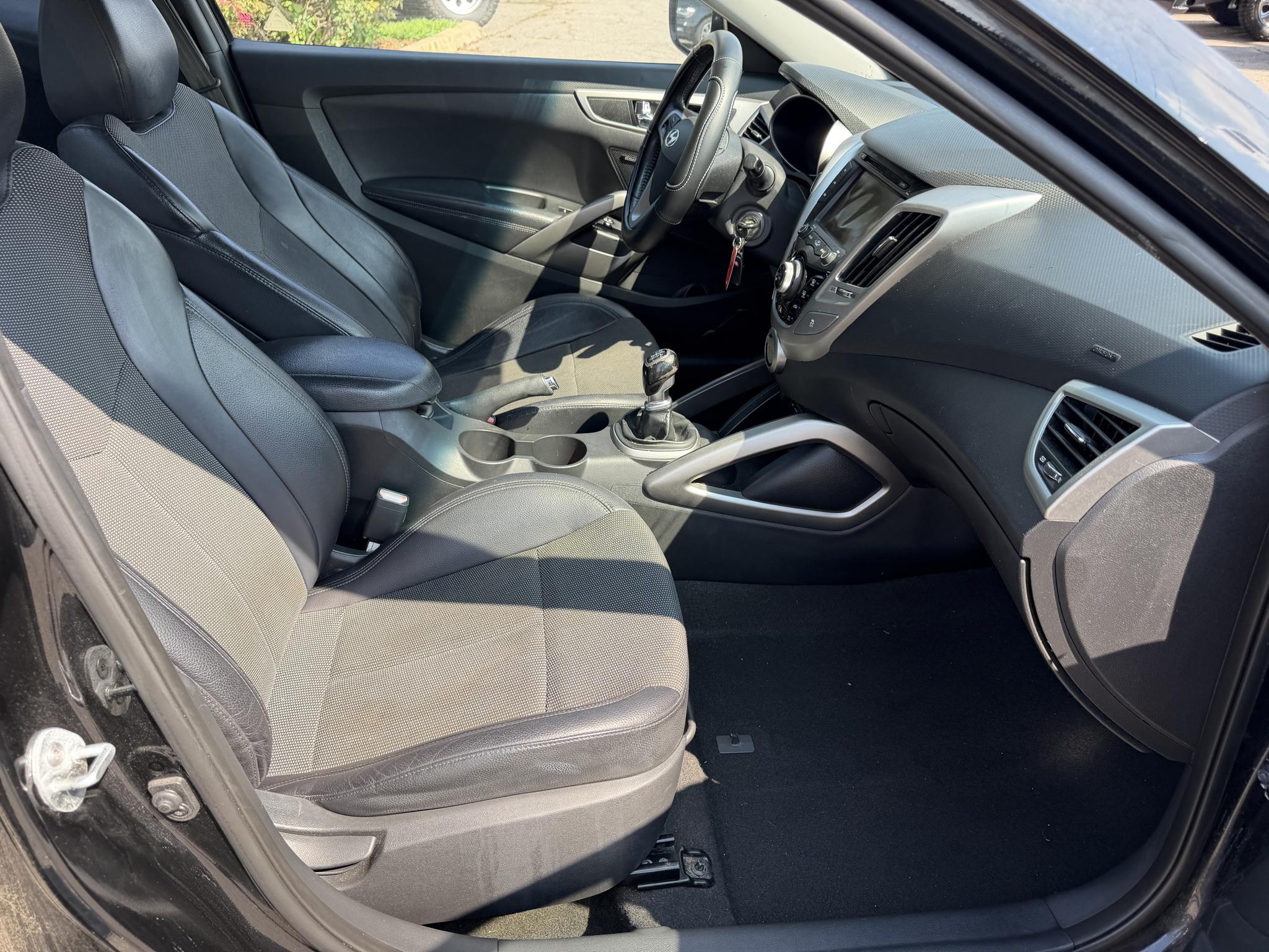 Hyundai Veloster 3dr Cpe Man w/Black Int 2013