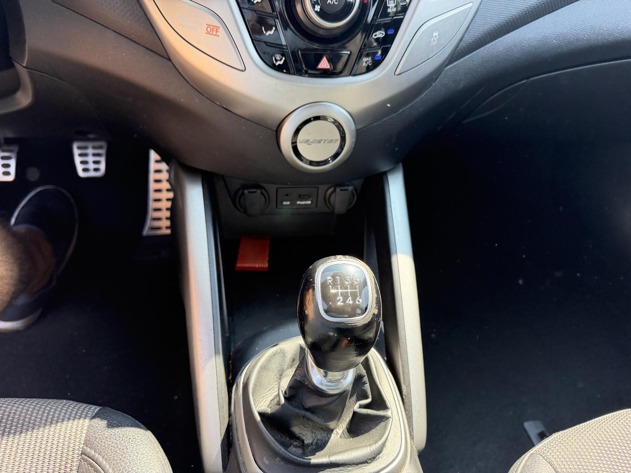 Hyundai Veloster 3dr Cpe Man w/Black Int 2013