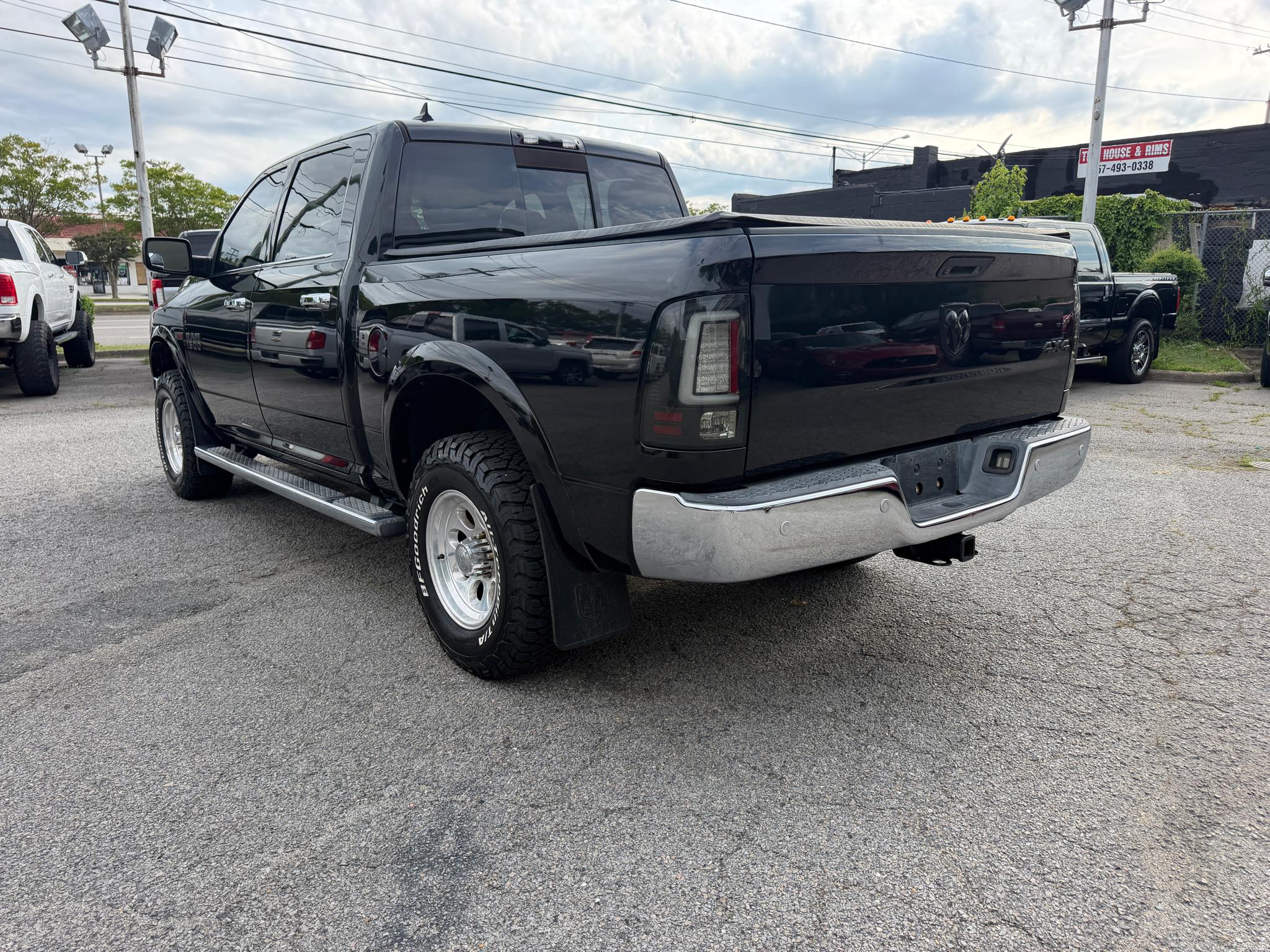 RAM 1500 4WD Crew Cab 140.5" Outdoorsman 2014