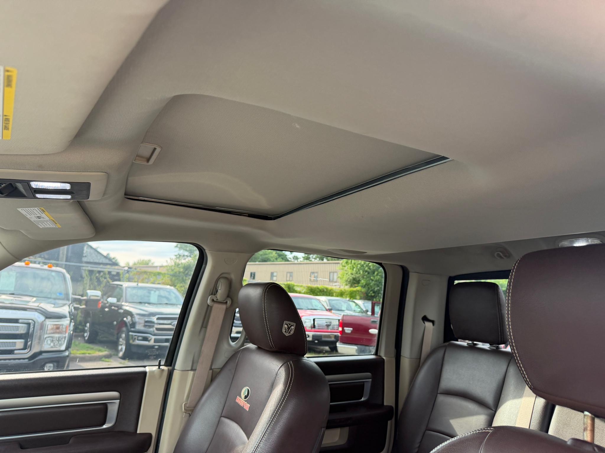 RAM 1500 4WD Crew Cab 140.5" Outdoorsman 2014