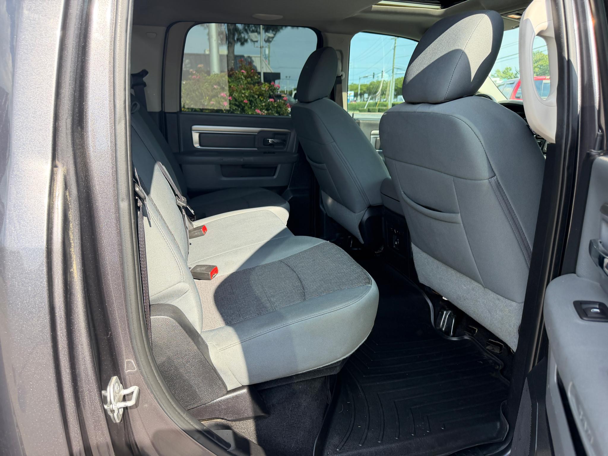 RAM 1500 4WD Crew Cab 149" Lone Star 2016