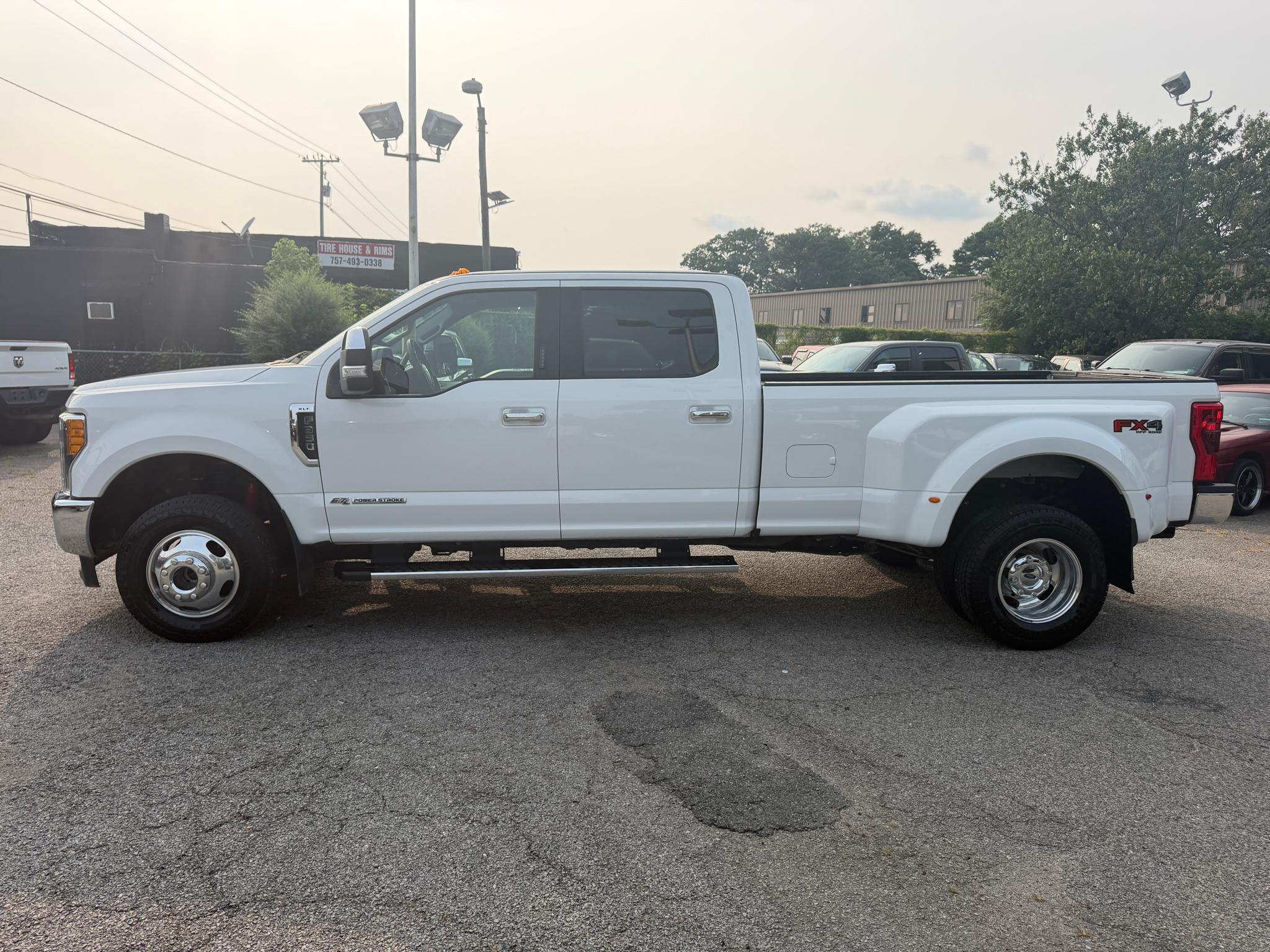 Ford Super Duty F-350 DRW XLT 4WD Crew Cab 8' Box 2017