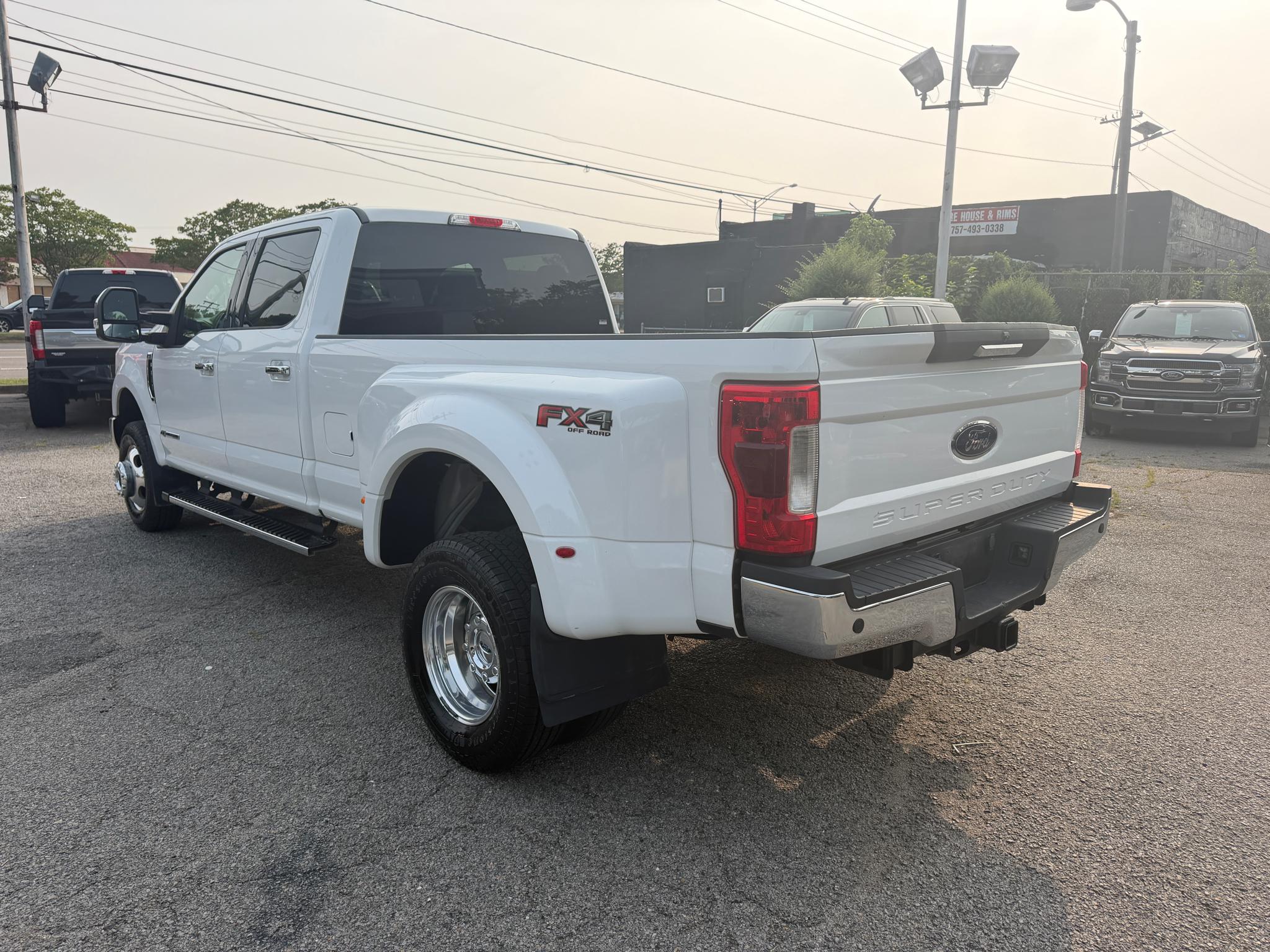 Ford Super Duty F-350 DRW XLT 4WD Crew Cab 8' Box 2017
