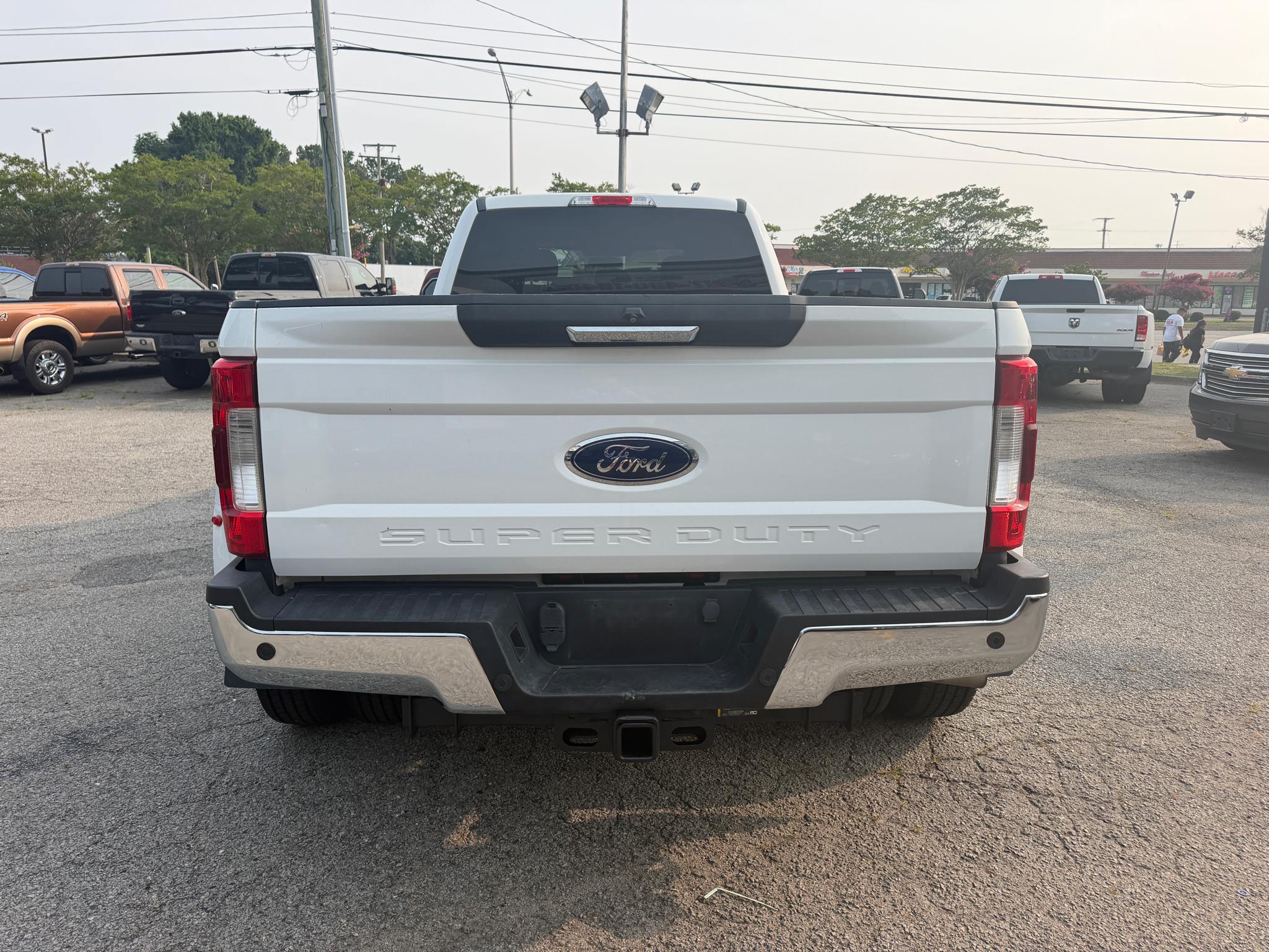 Ford Super Duty F-350 DRW XLT 4WD Crew Cab 8' Box 2017