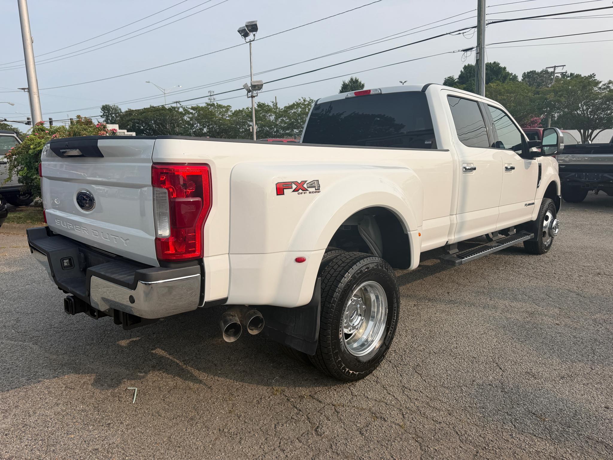Ford Super Duty F-350 DRW XLT 4WD Crew Cab 8' Box 2017