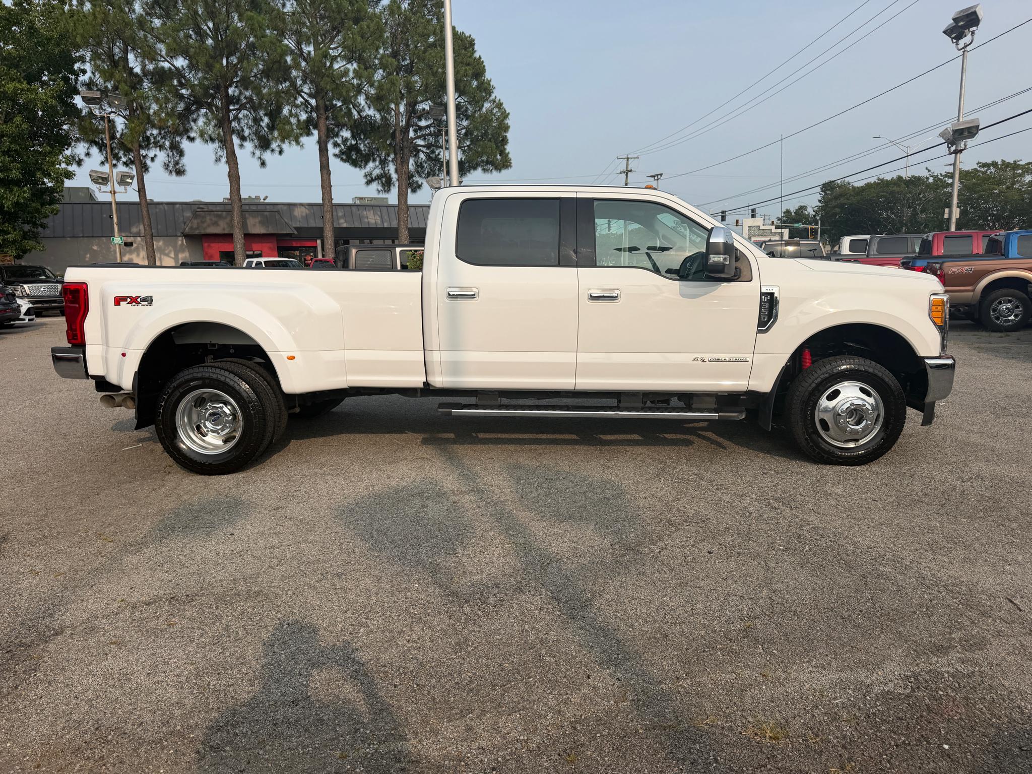 Ford Super Duty F-350 DRW XLT 4WD Crew Cab 8' Box 2017