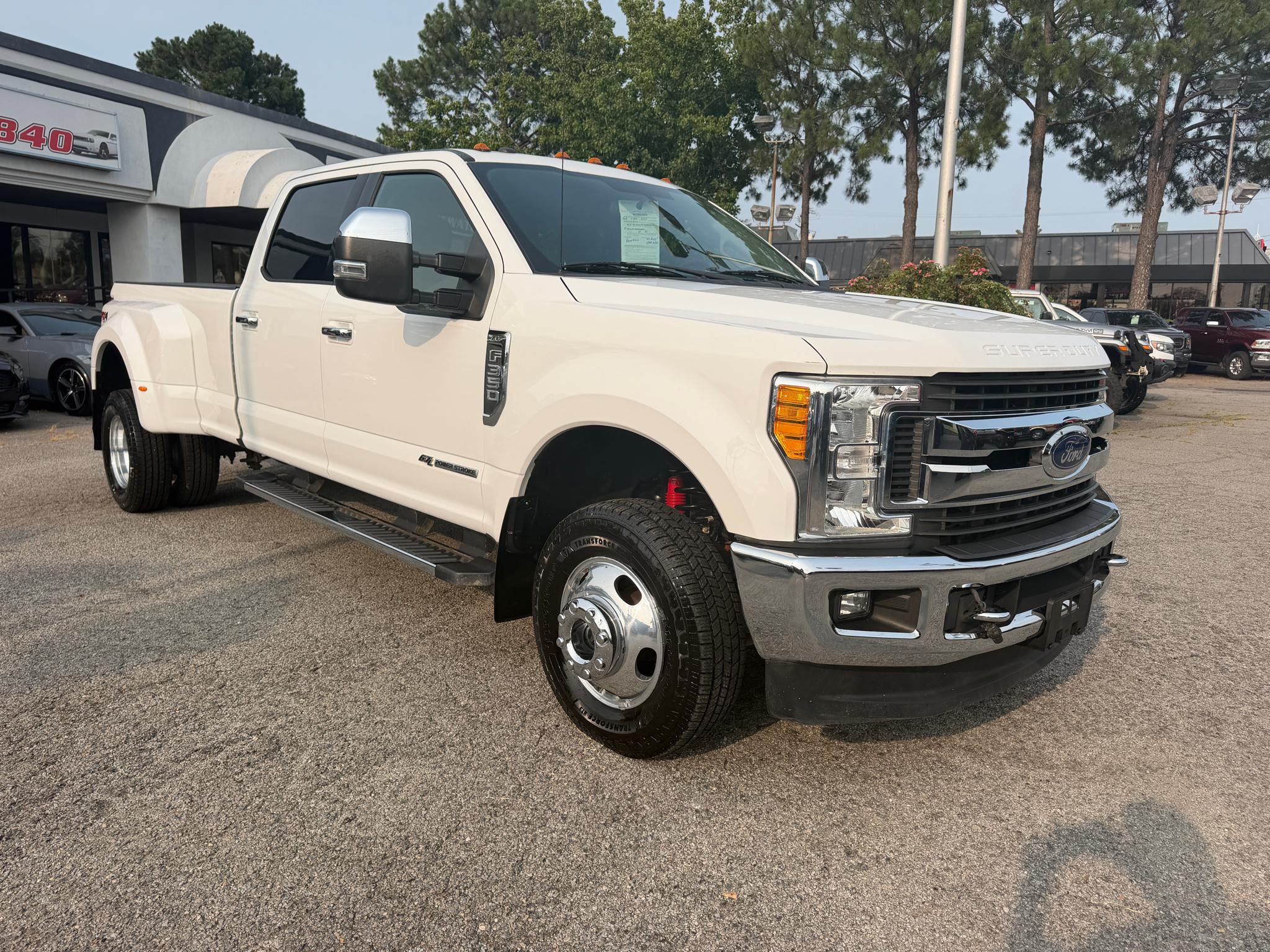 Ford Super Duty F-350 DRW XLT 4WD Crew Cab 8' Box 2017