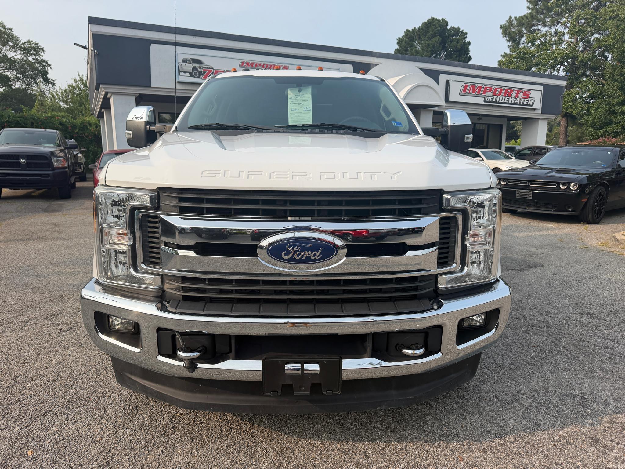 Ford Super Duty F-350 DRW XLT 4WD Crew Cab 8' Box 2017