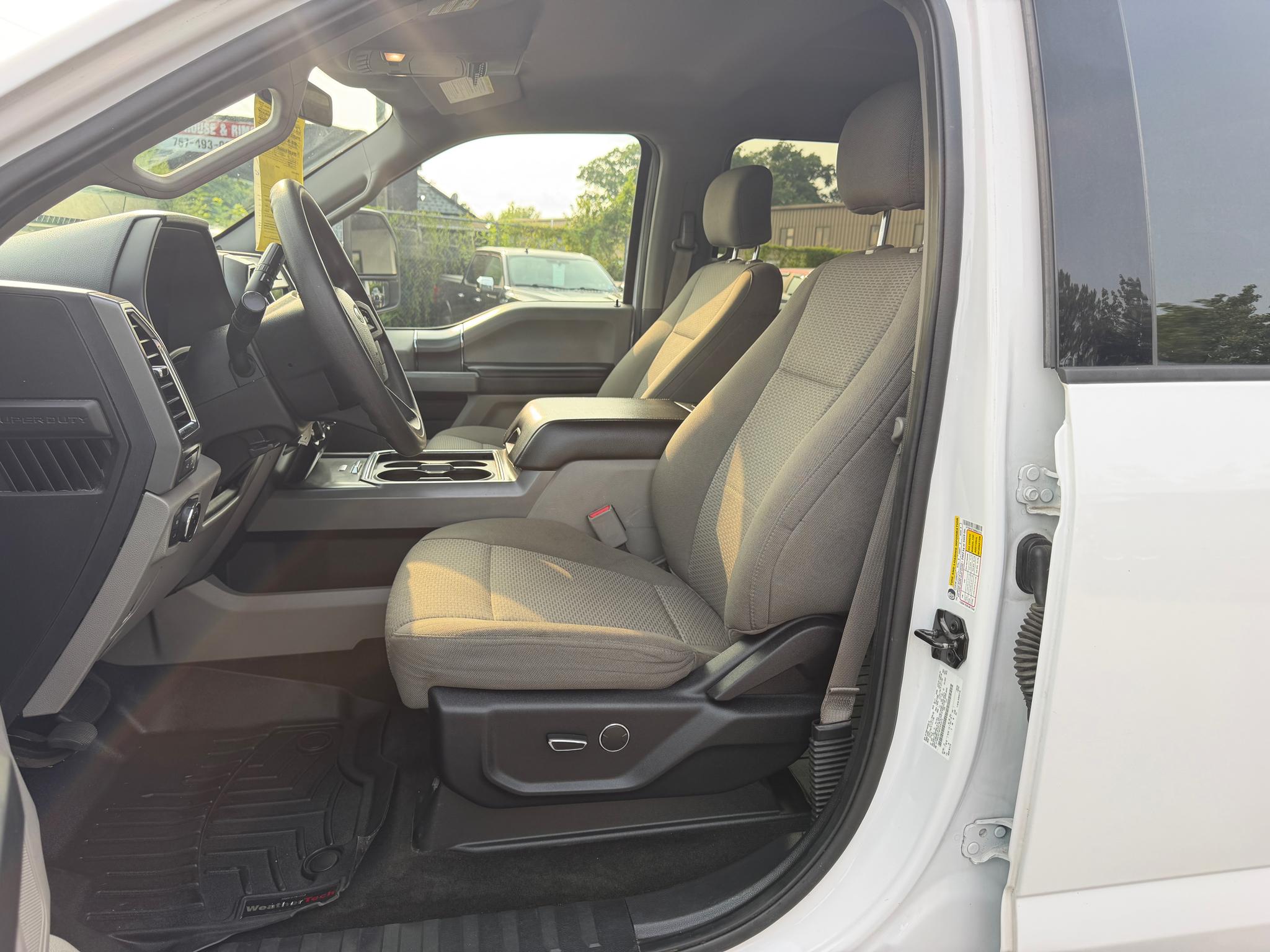 Ford Super Duty F-350 DRW XLT 4WD Crew Cab 8' Box 2017