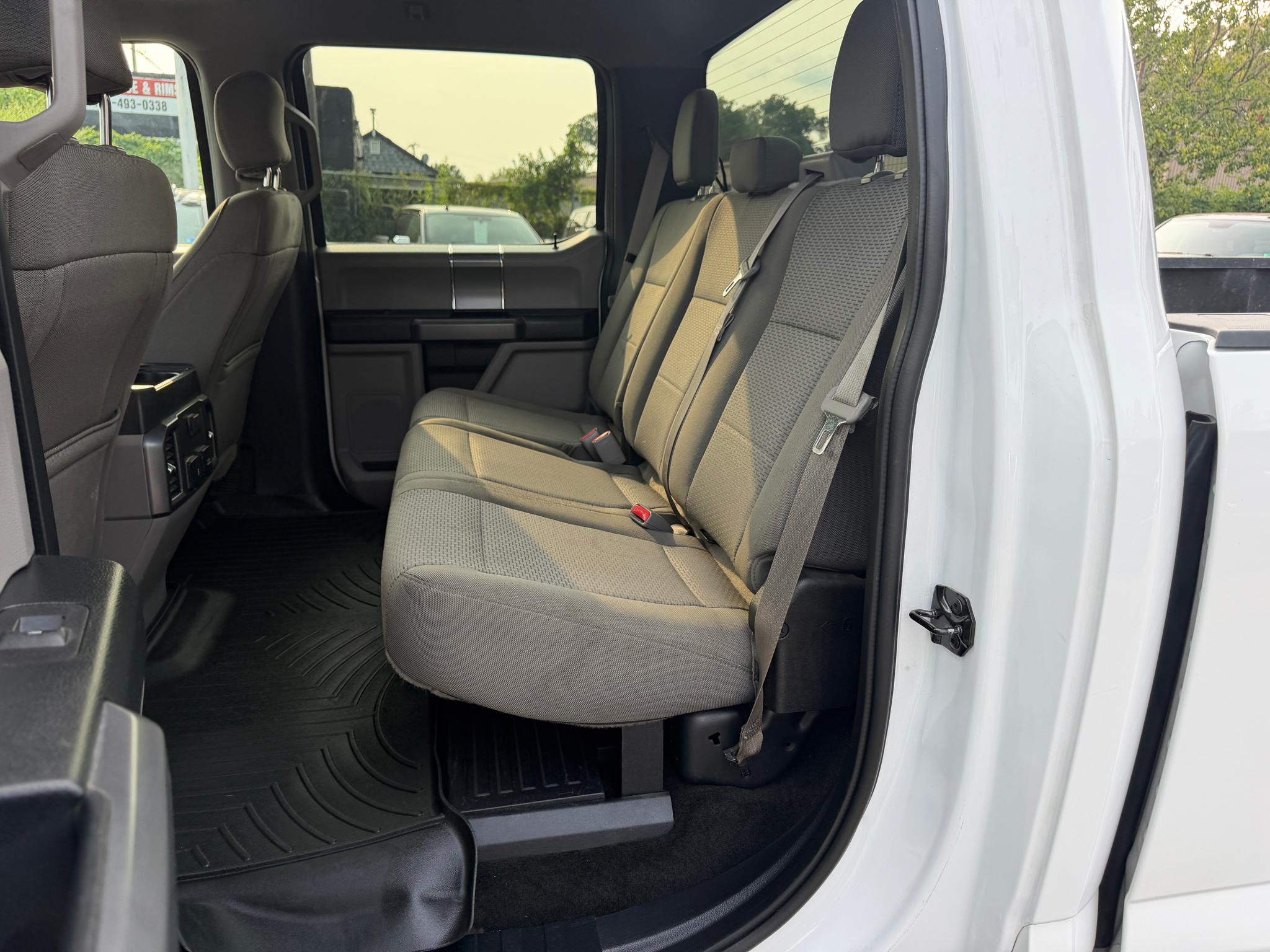 Ford Super Duty F-350 DRW XLT 4WD Crew Cab 8' Box 2017
