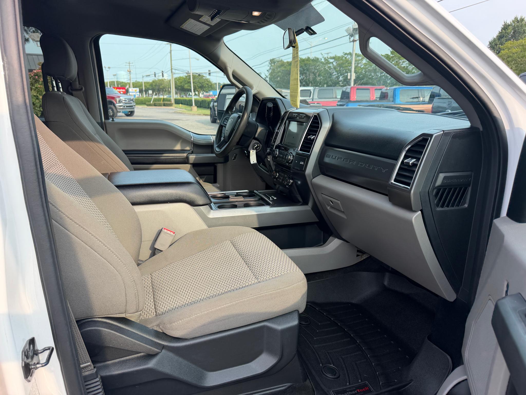 Ford Super Duty F-350 DRW XLT 4WD Crew Cab 8' Box 2017