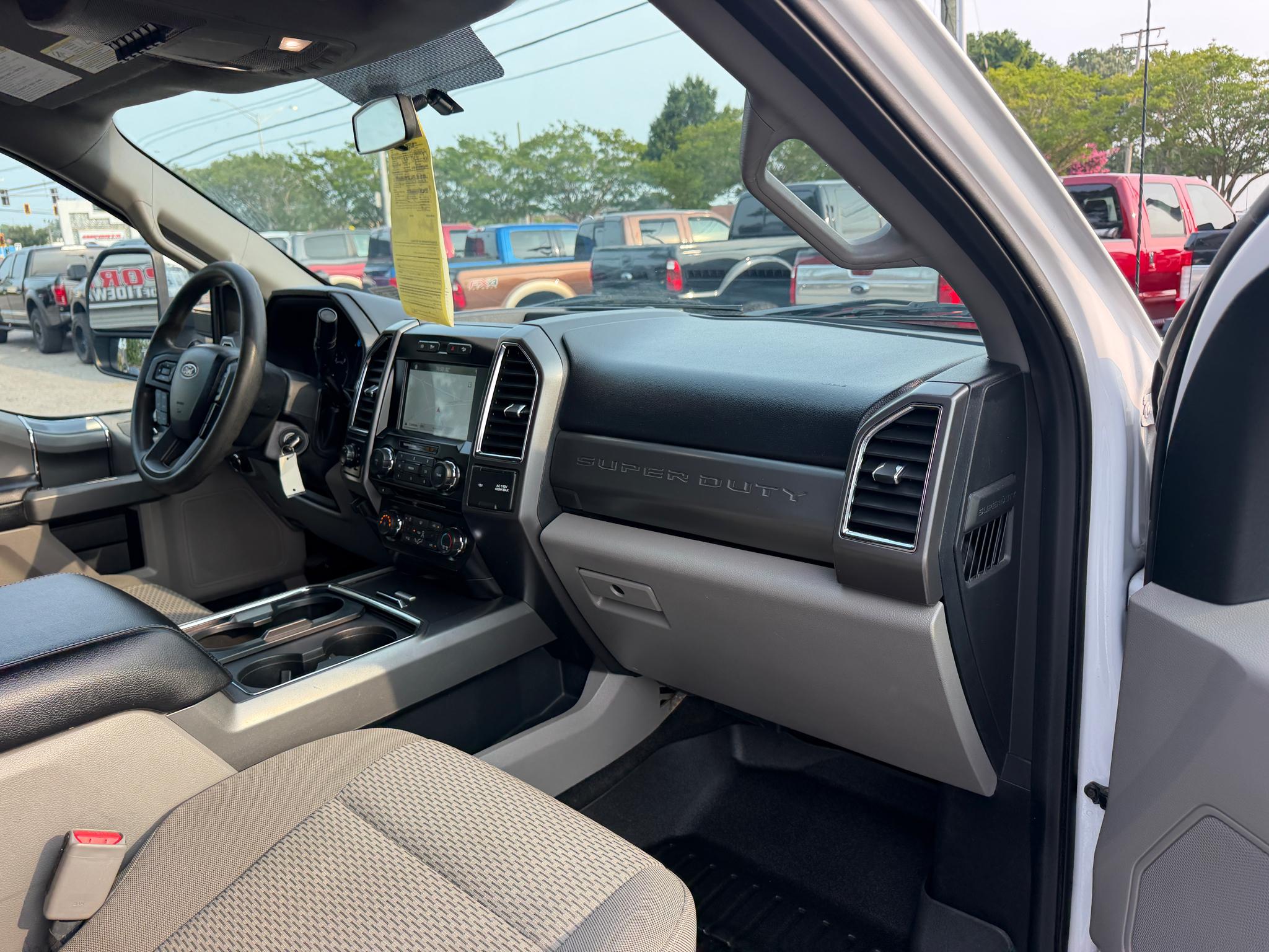 Ford Super Duty F-350 DRW XLT 4WD Crew Cab 8' Box 2017