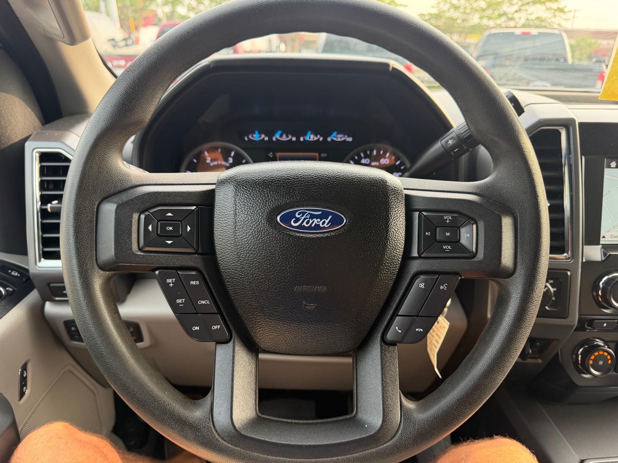 Ford Super Duty F-350 DRW XLT 4WD Crew Cab 8' Box 2017