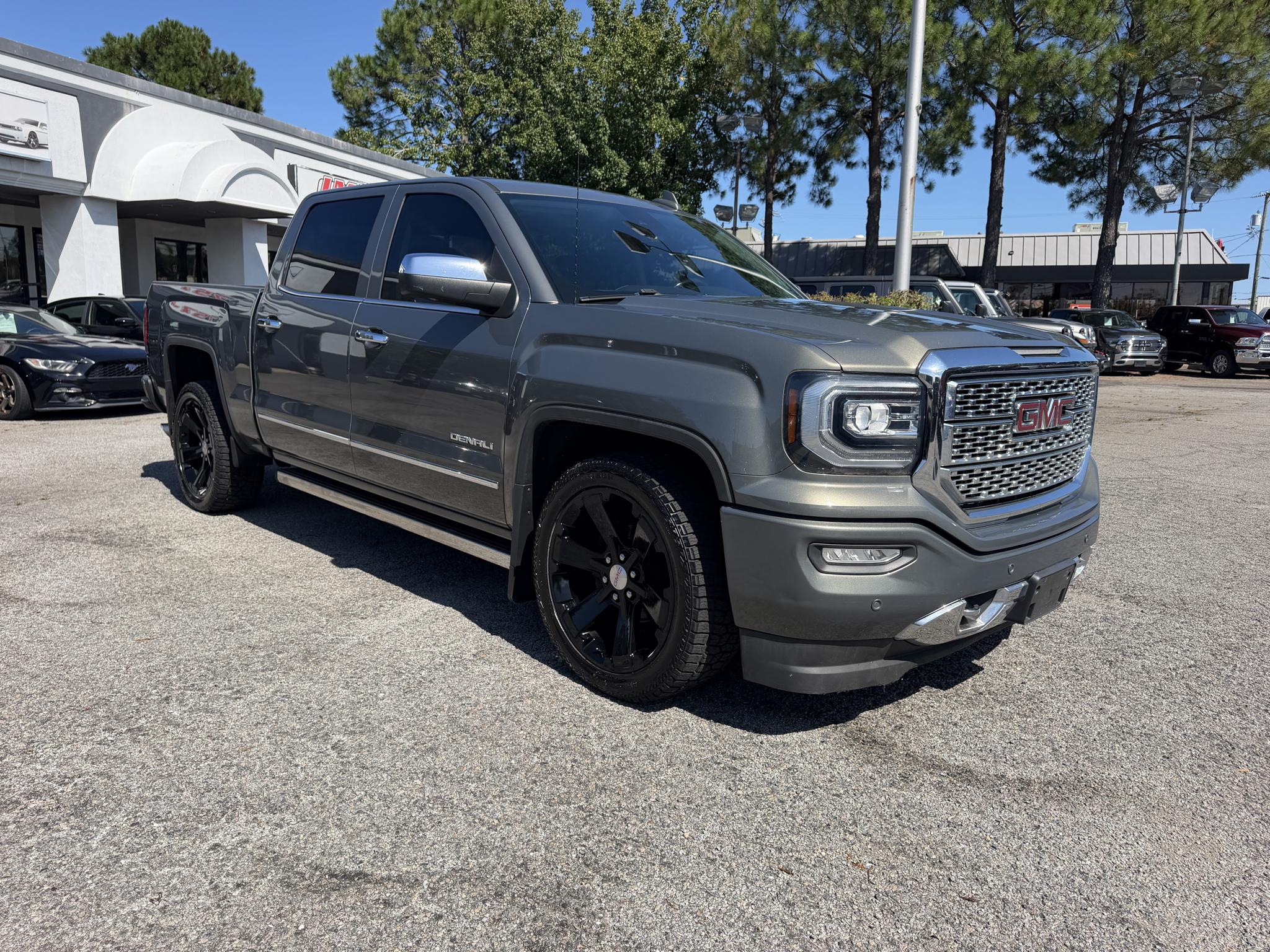 GMC Sierra 1500 4WD Crew Cab 143.5" Denali 2017