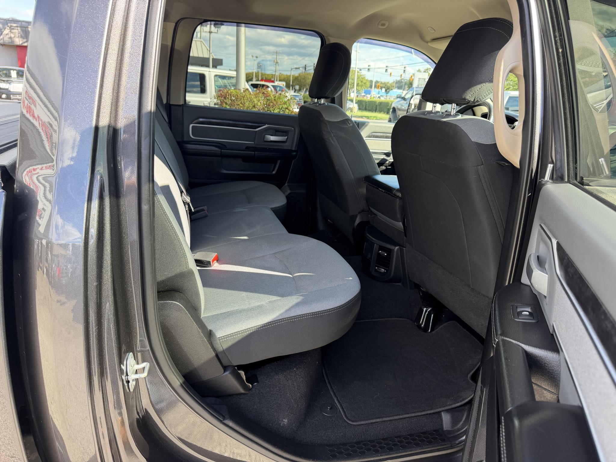 RAM 2500 Big Horn 4x4 Crew Cab 8' Box 2019