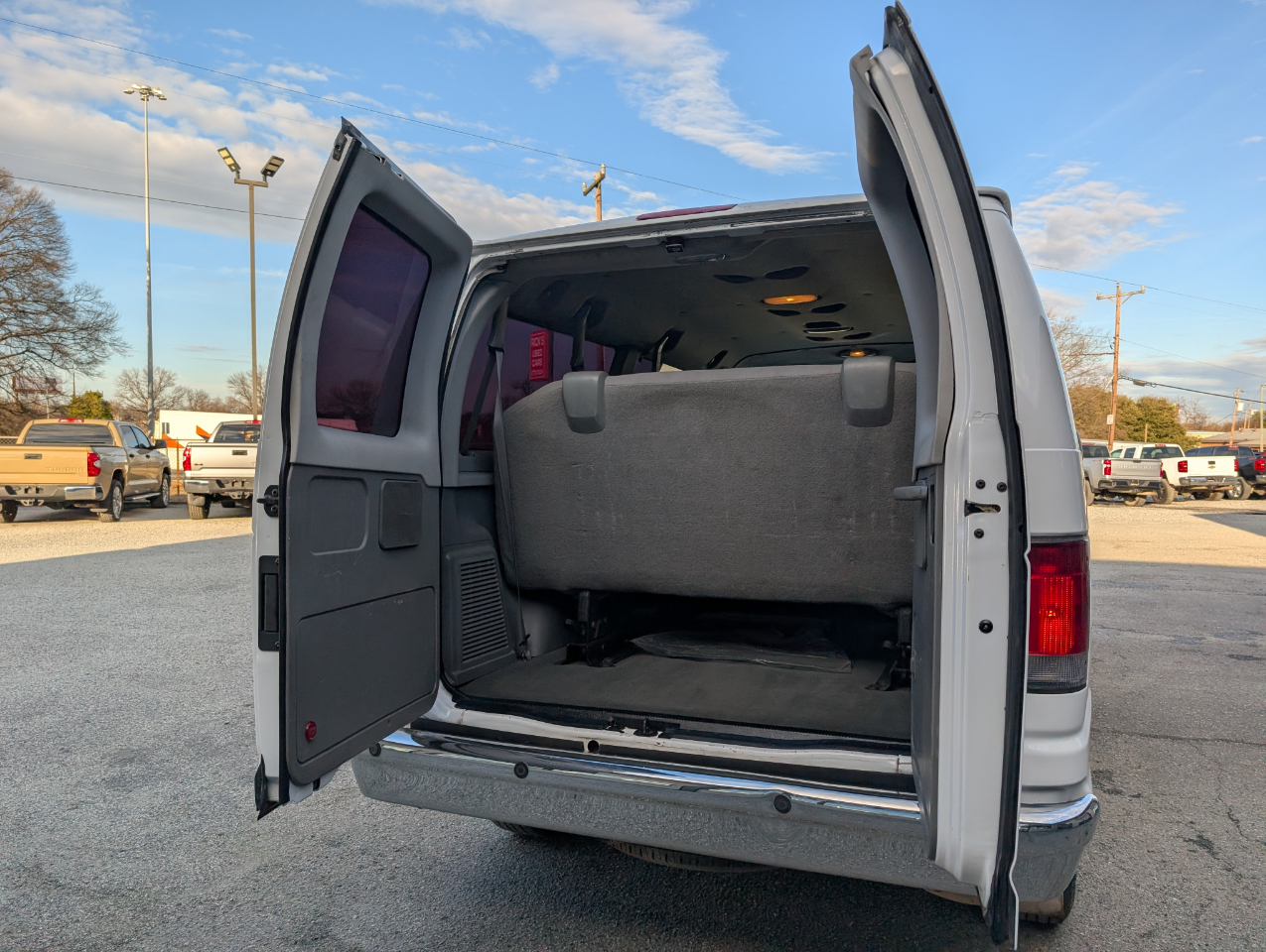 Ford Econoline E-350 XLT Super Duty 2011