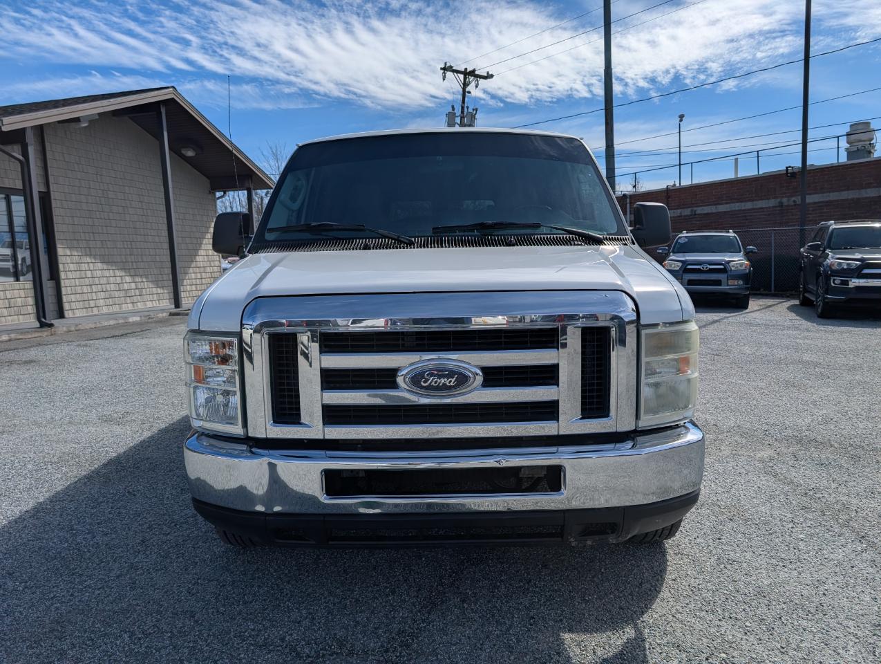 Ford Econoline Wagon E-350 XLT Super Duty 2011
