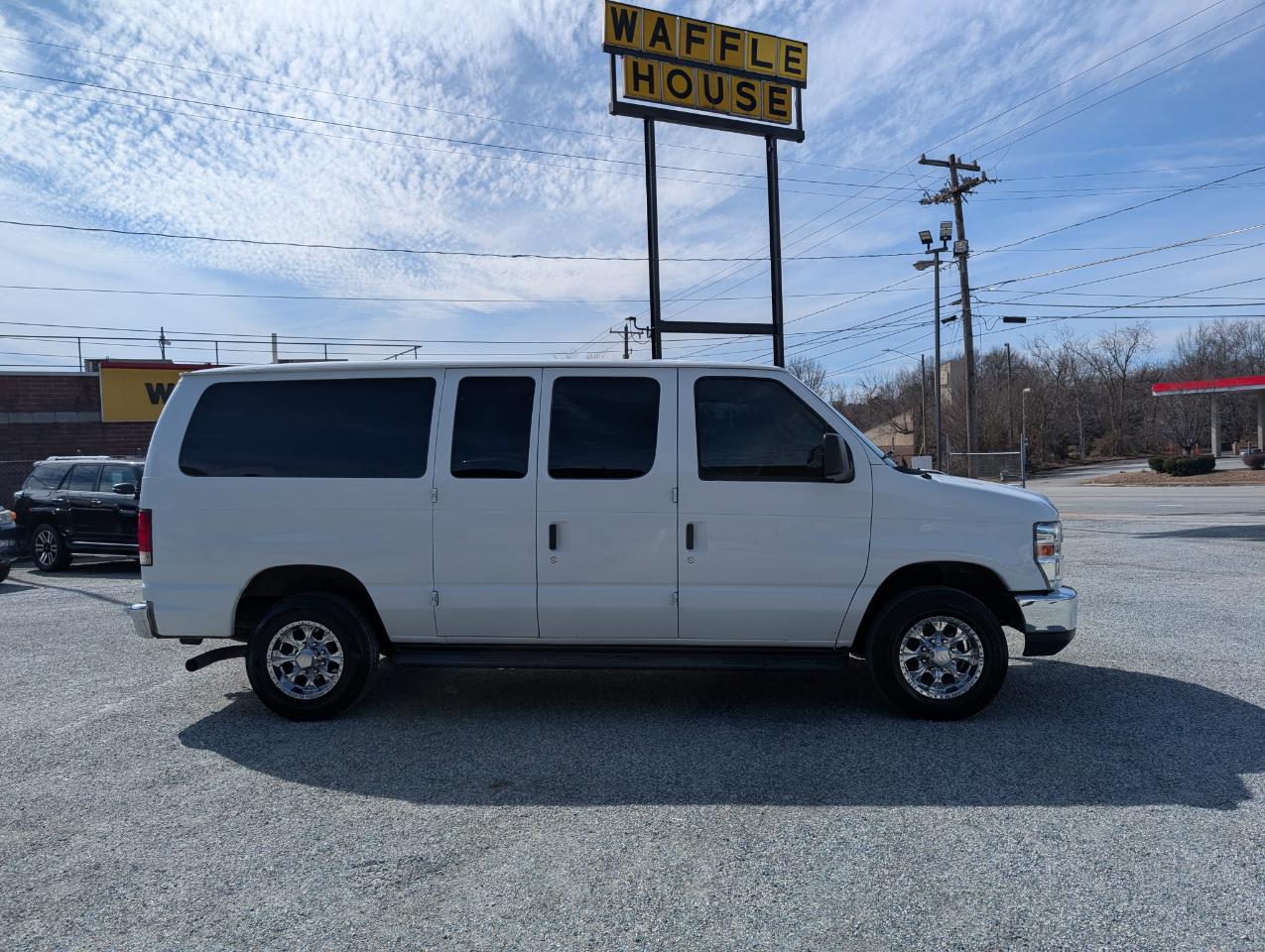 Ford Econoline Wagon E-350 XLT Super Duty 2011