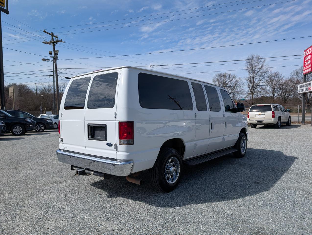 Ford Econoline Wagon E-350 XLT Super Duty 2011