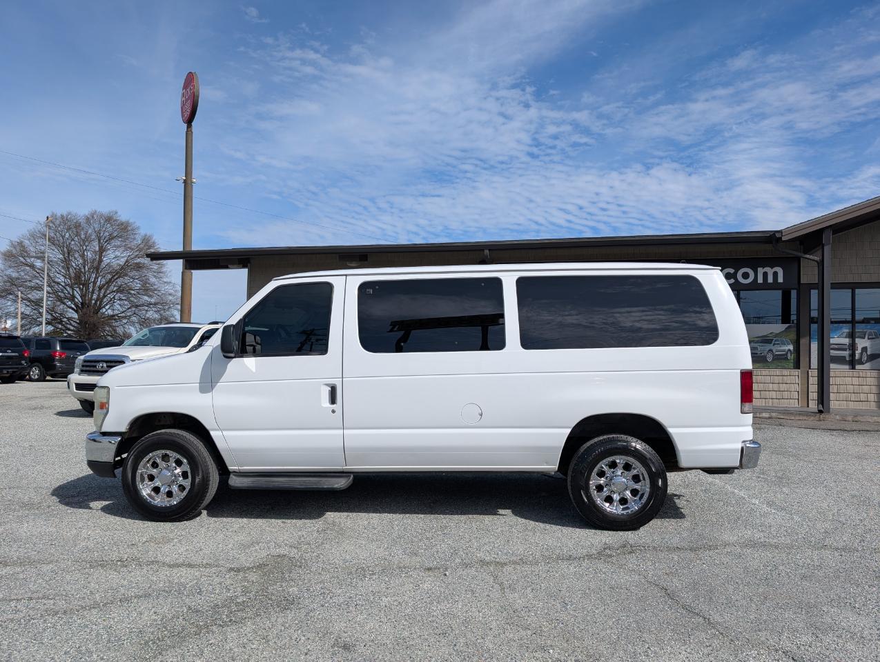 Ford Econoline Wagon E-350 XLT Super Duty 2011