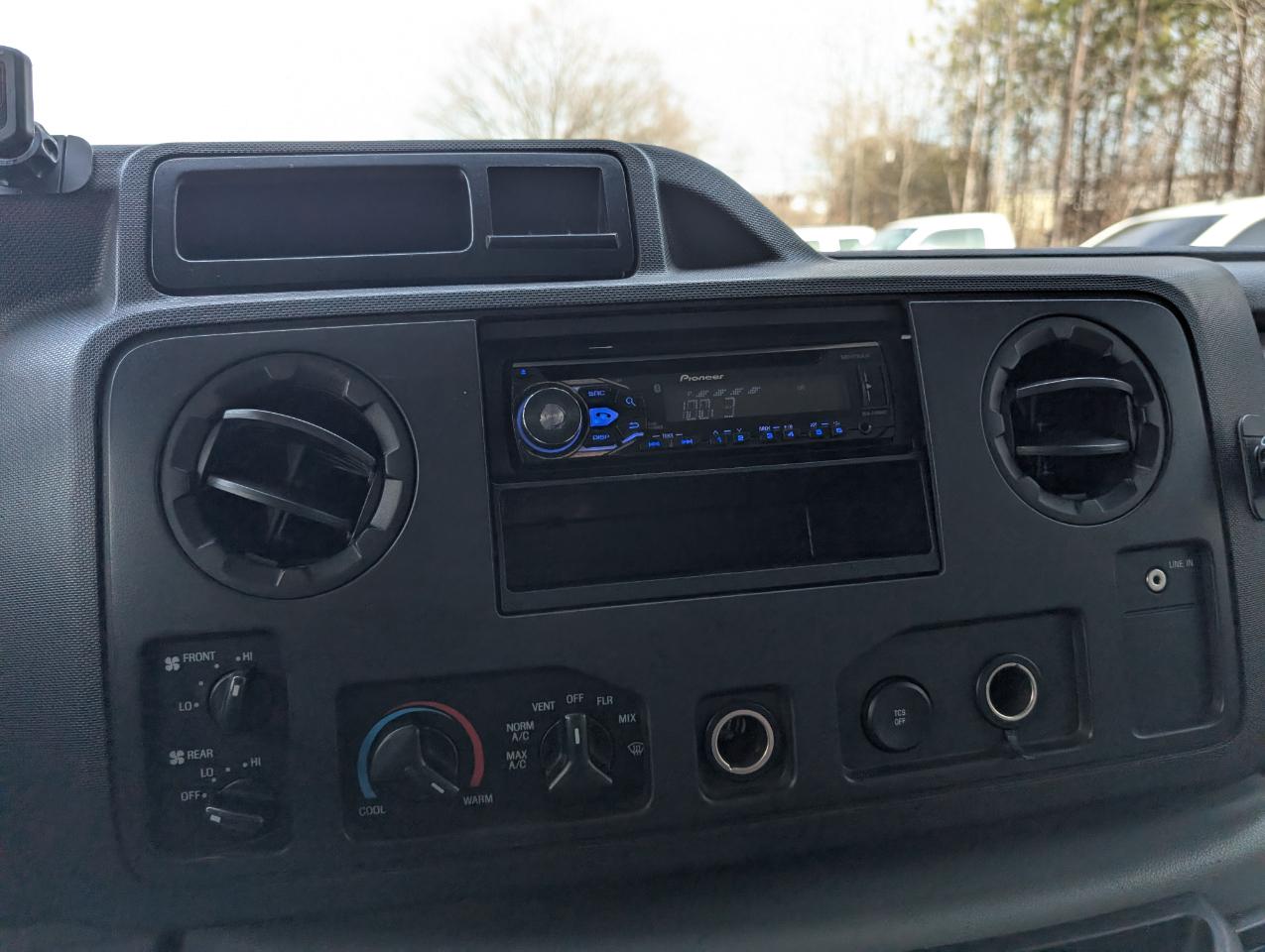 Ford Econoline Wagon E-350 XLT Super Duty 2011