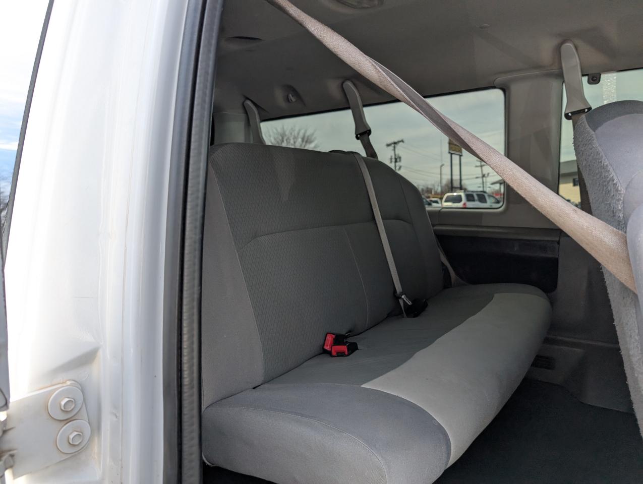 Ford Econoline Wagon E-350 XLT Super Duty 2011